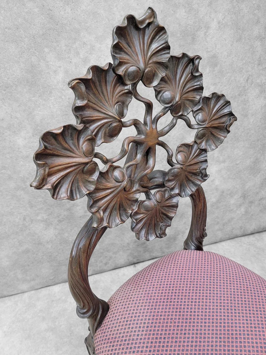 Anciennes chaises en noyer sculpté et table d'appoint Art Nouveau - Lot de 3 en vente 1