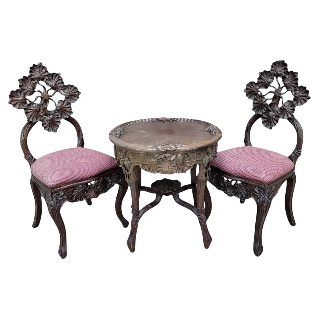 Antique French Art Carved Sedie in noce intagliato con tavolo occasionale - Set di 3