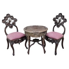 Anciennes chaises en noyer sculpté et table d'appoint Art Nouveau - Lot de 3