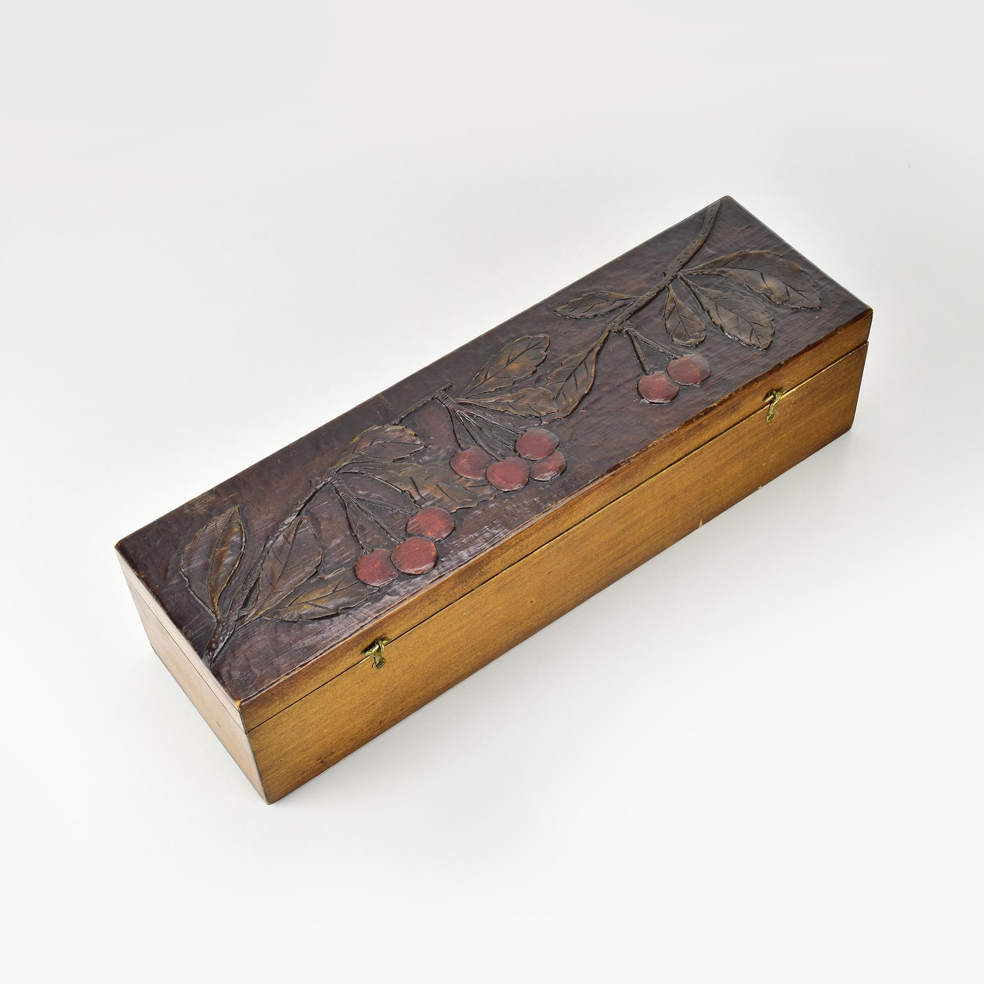 Art nouveau Ancienne boîte en bois sculpté Art Nouveau française avec décor en cerisier, vers 1900 en vente