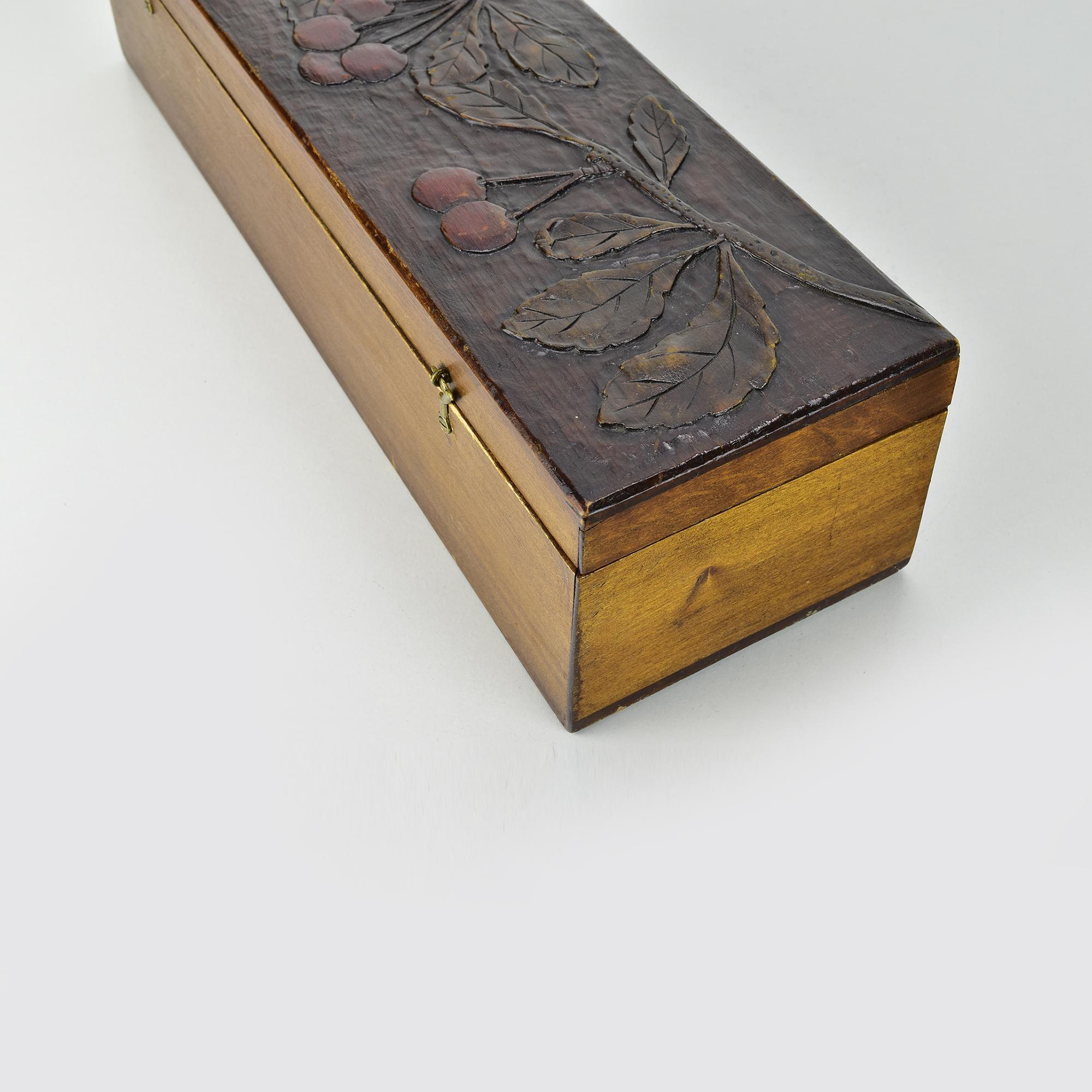 Ancienne boîte en bois sculpté Art Nouveau française avec décor en cerisier, vers 1900 Bon état - En vente à Bad Säckingen, DE