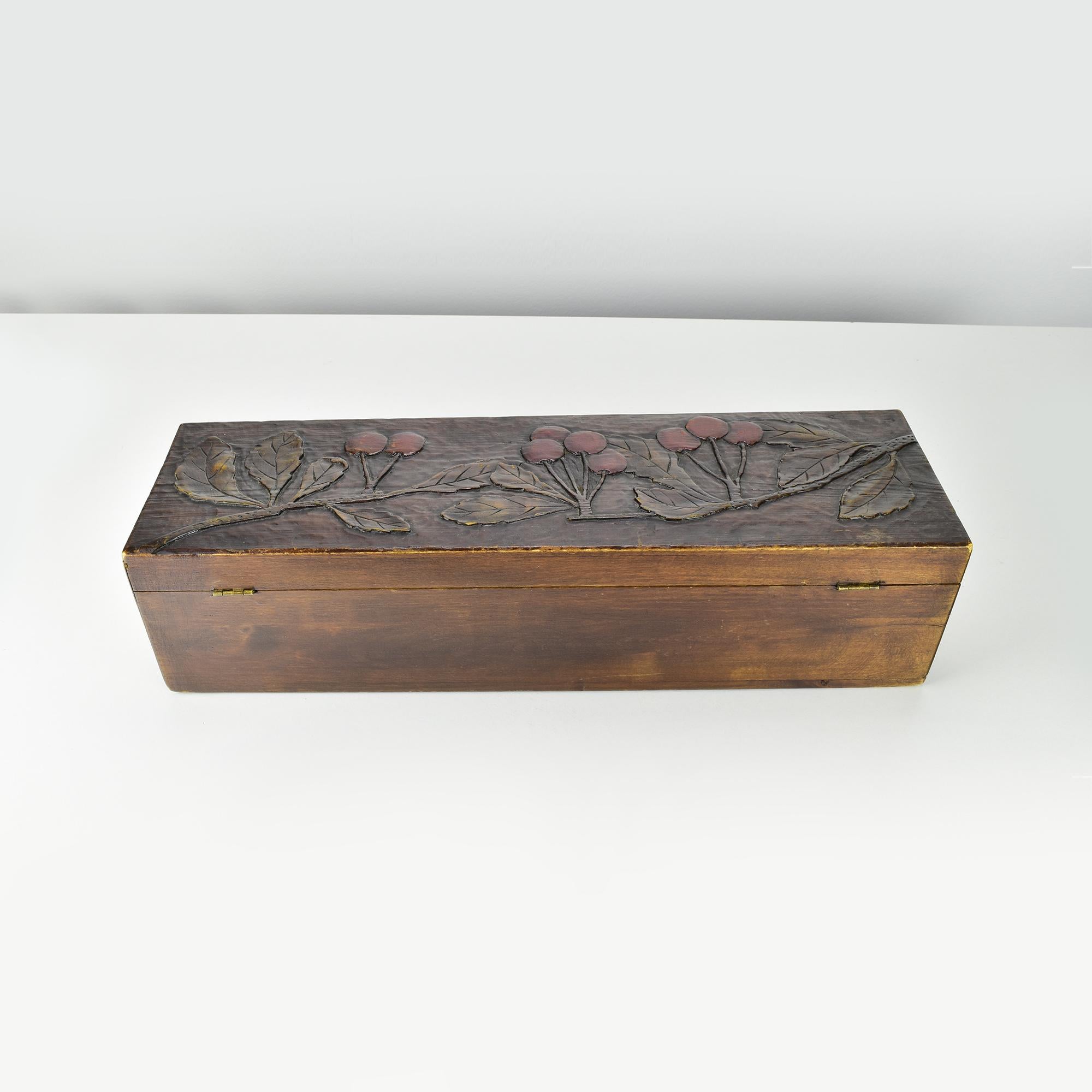 Début du 20ème siècle Ancienne boîte en bois sculpté Art Nouveau française avec décor en cerisier, vers 1900 en vente