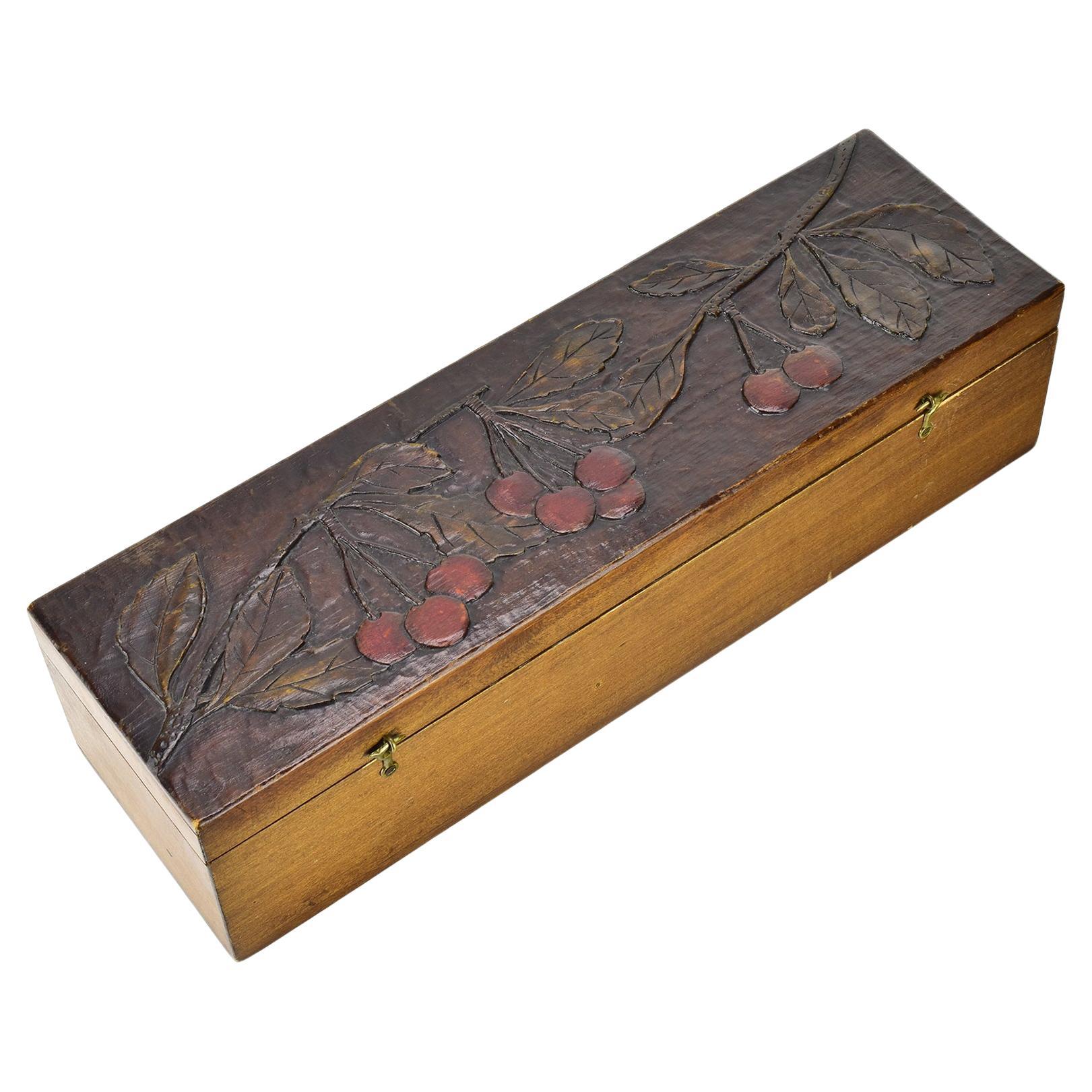 Antique French Art Nouveau Caja de Madera Tallada con Decoración de Cerezo ca. 1900