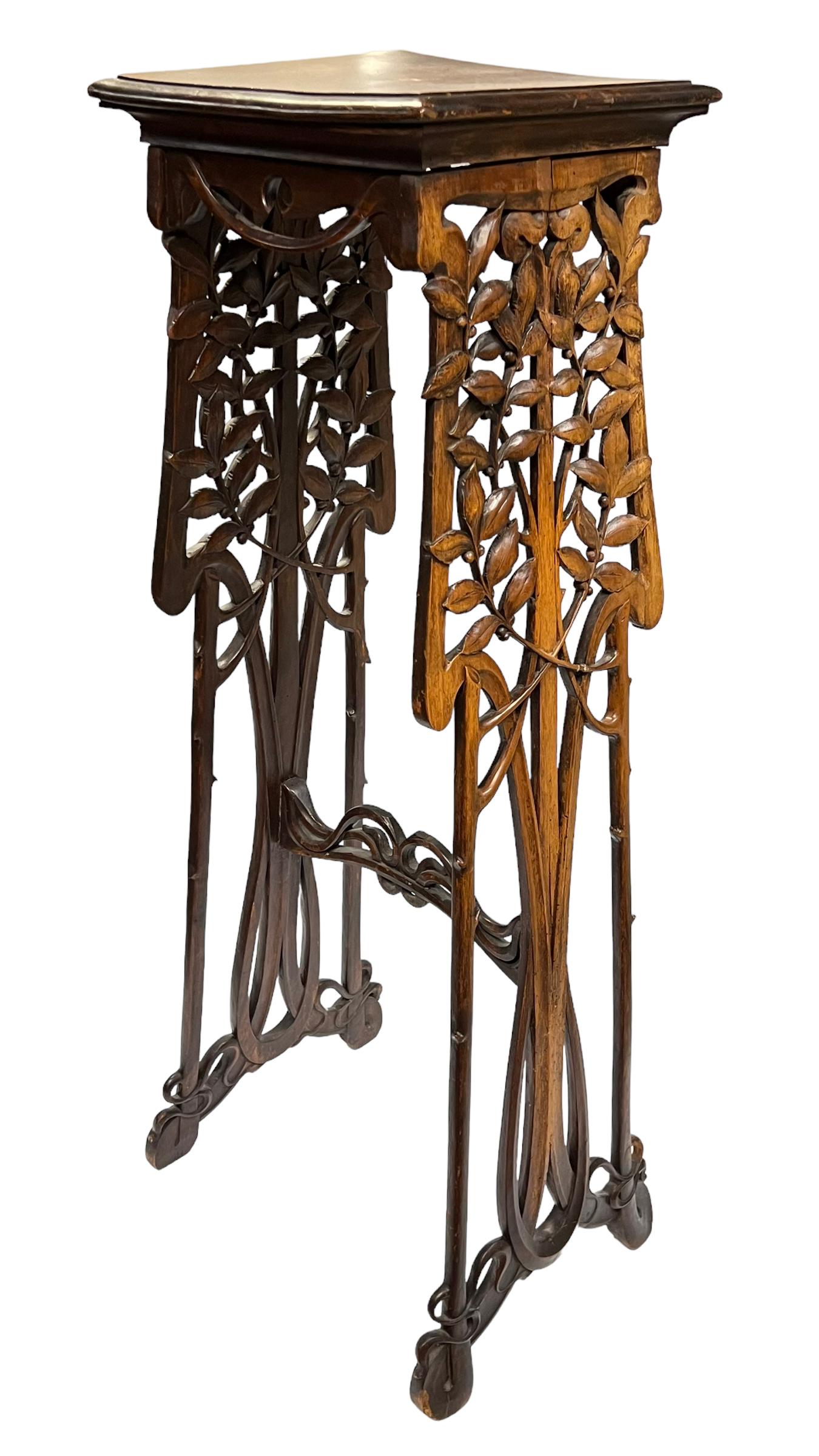 Antique French Art Nouveau Carved Wooden Plant Stand In Good Condition For Sale In New York, NY