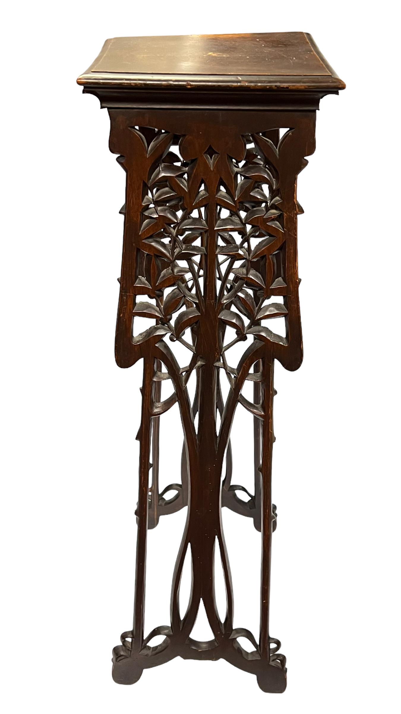 Antiquité française Art Nouveau Stand de plantes en bois sculpté Bon état - En vente à New York, NY
