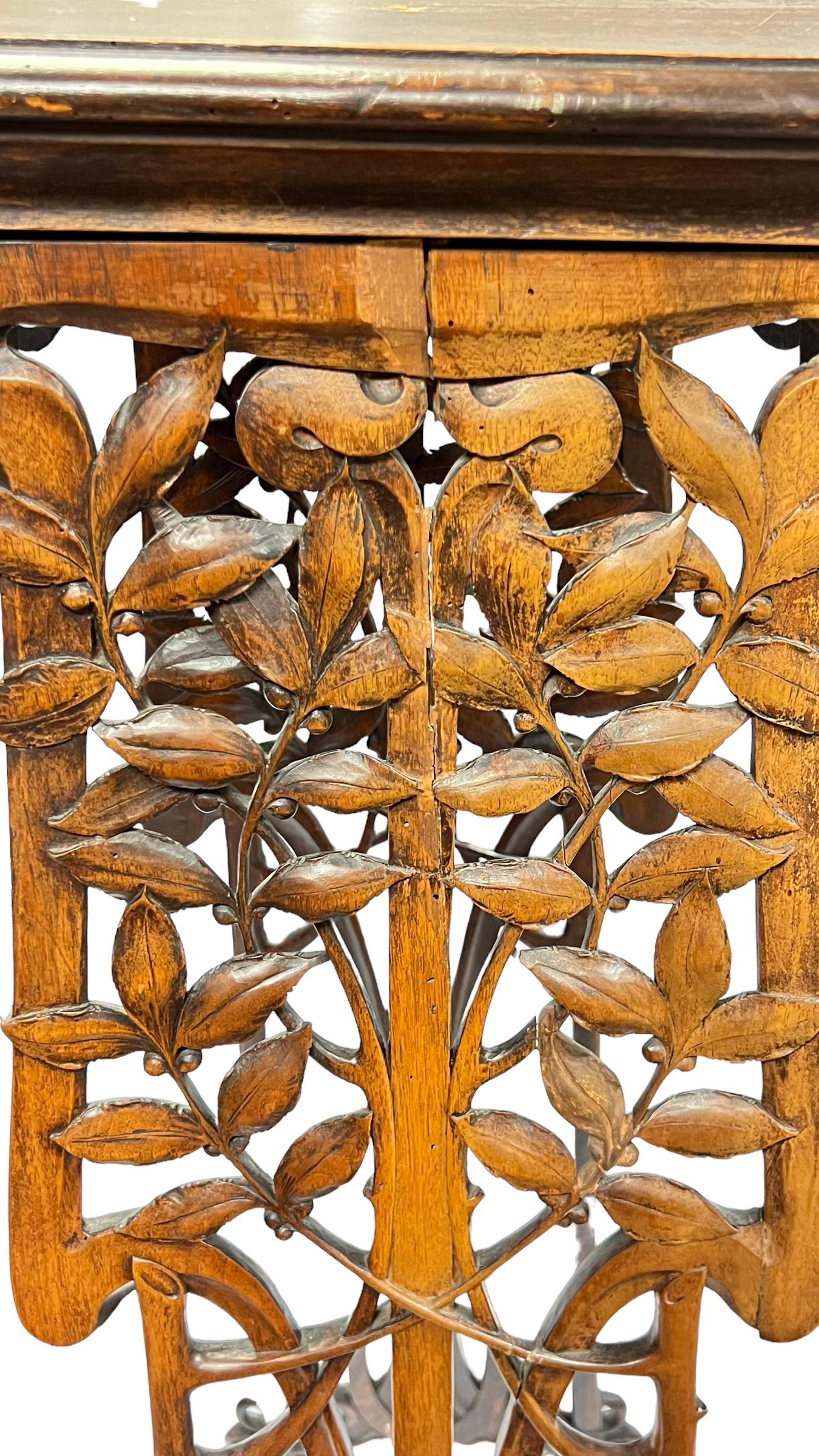 Antiker französischer Art Nouveau geschnitzter hölzerner Pflanzenständer (Holz) im Angebot