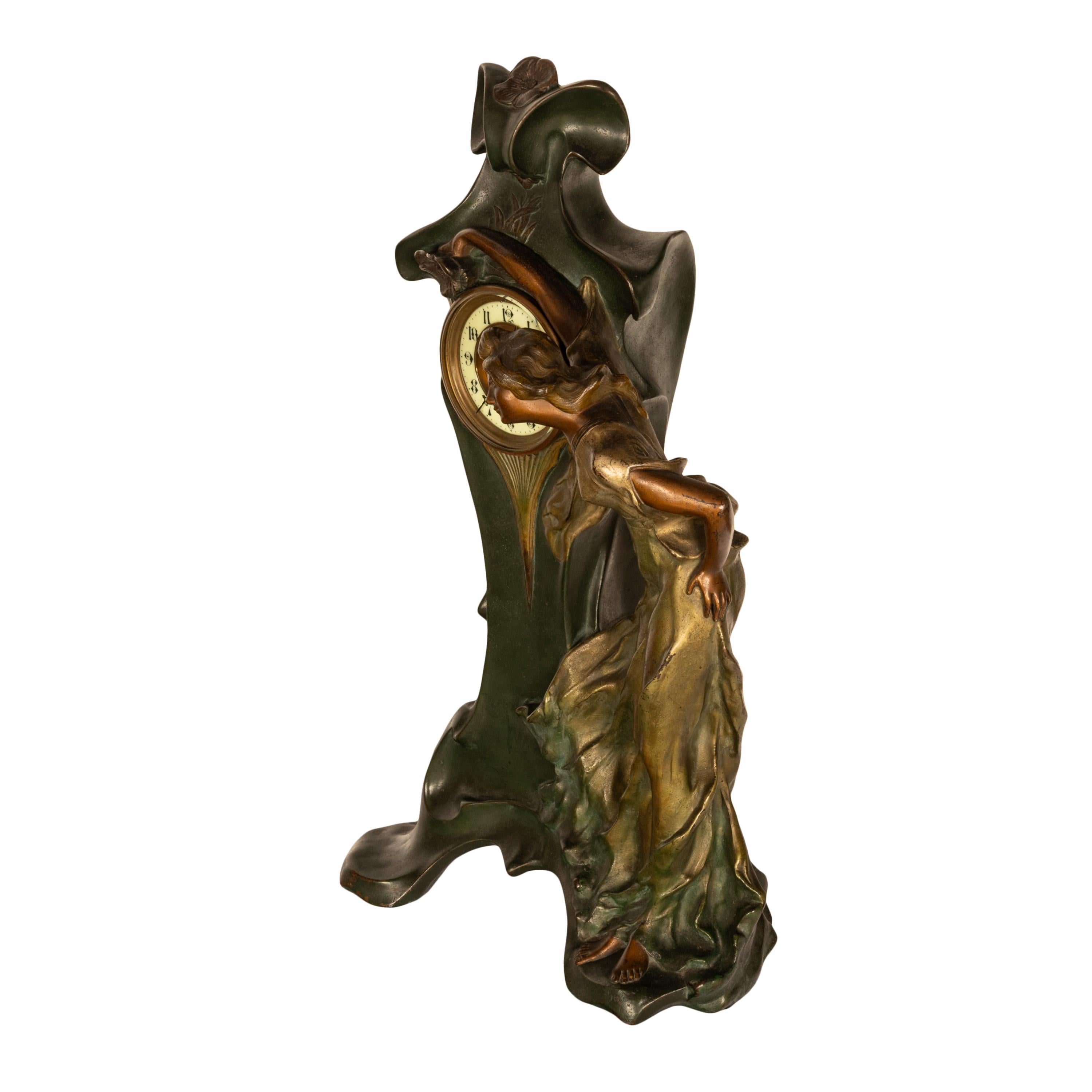 Antike französische 8-Tage-Uhr im Art nouveau-Stil aus kalt bemalter Bronze mit Figurenstatue, 1900 im Angebot 4