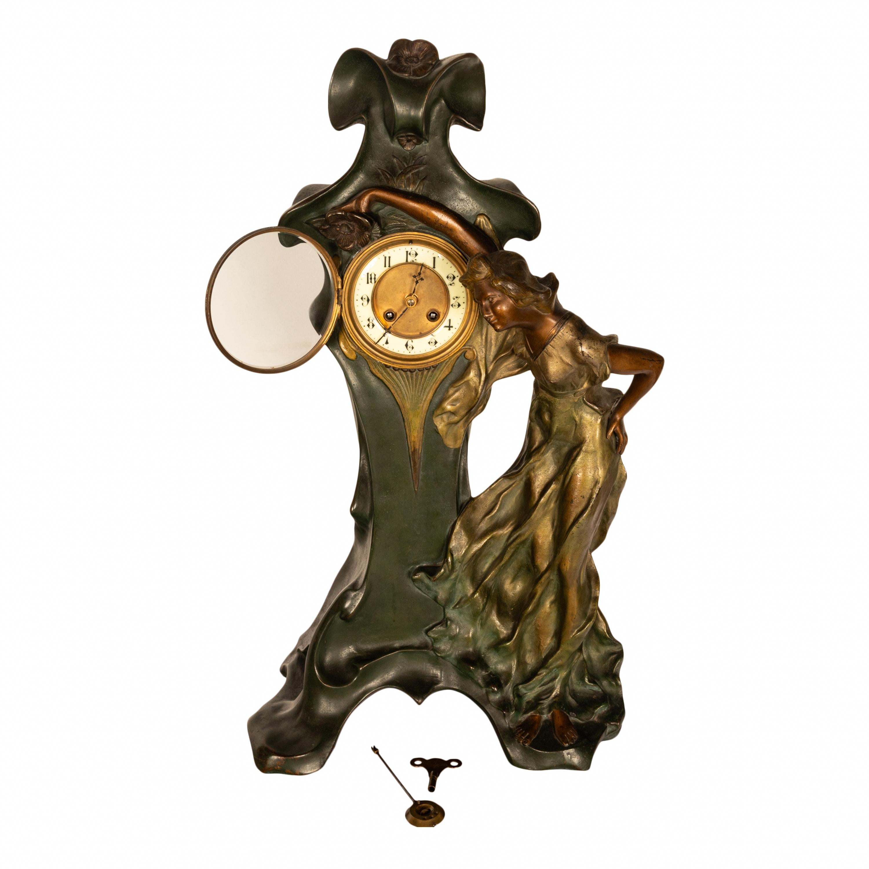 Eine schöne und sehr große antike französische Jugendstil-Figurenuhr, um 1900.
Die Uhr ist aus Bronze gegossen und zeigt ein schönes junges Mädchen in einem durchsichtigen Jugendstilkleid, das sich um das Uhrengehäuse mit einer sehr organischen,