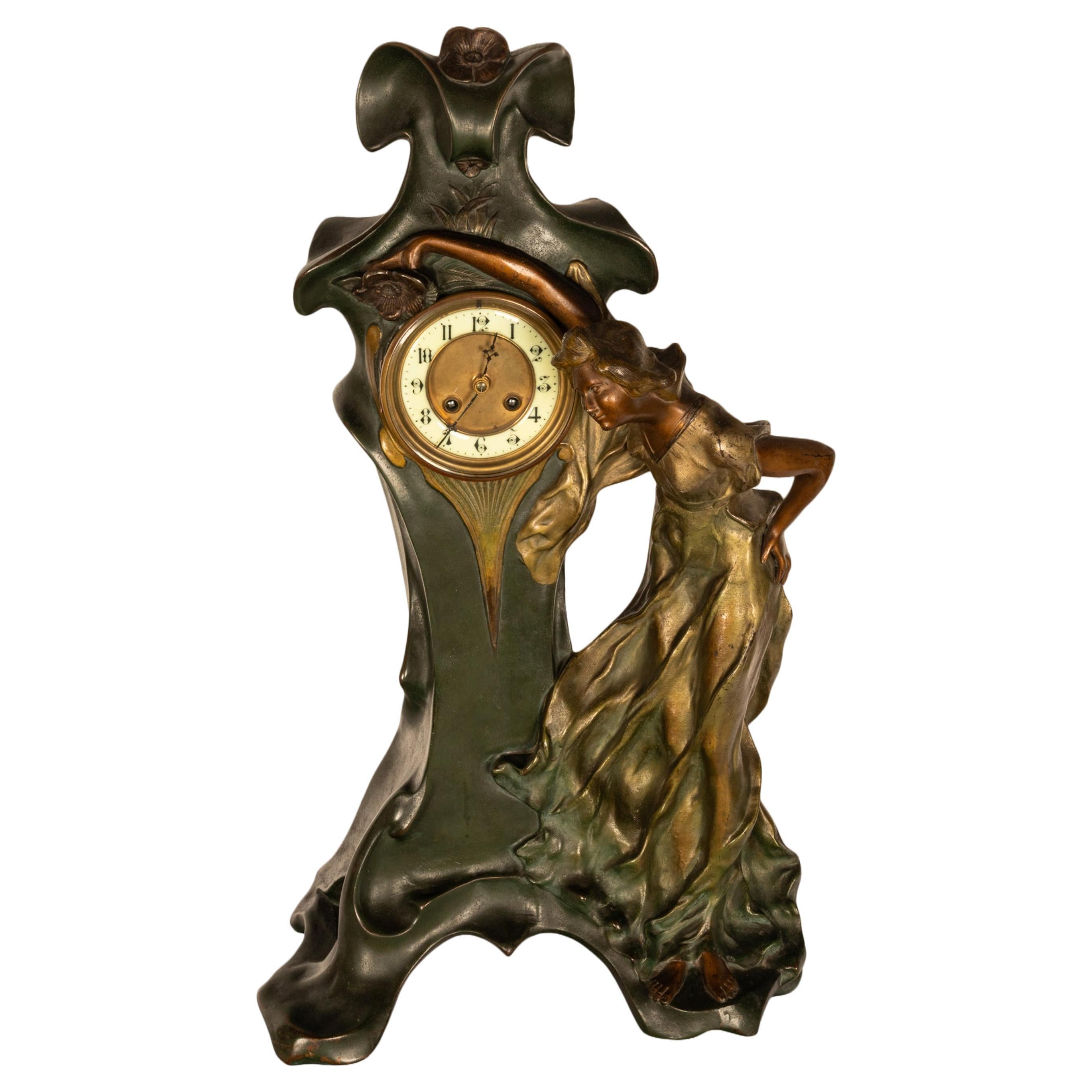 Antike französische 8-Tage-Uhr im Art nouveau-Stil aus kalt bemalter Bronze mit Figurenstatue, 1900 (Französisch) im Angebot