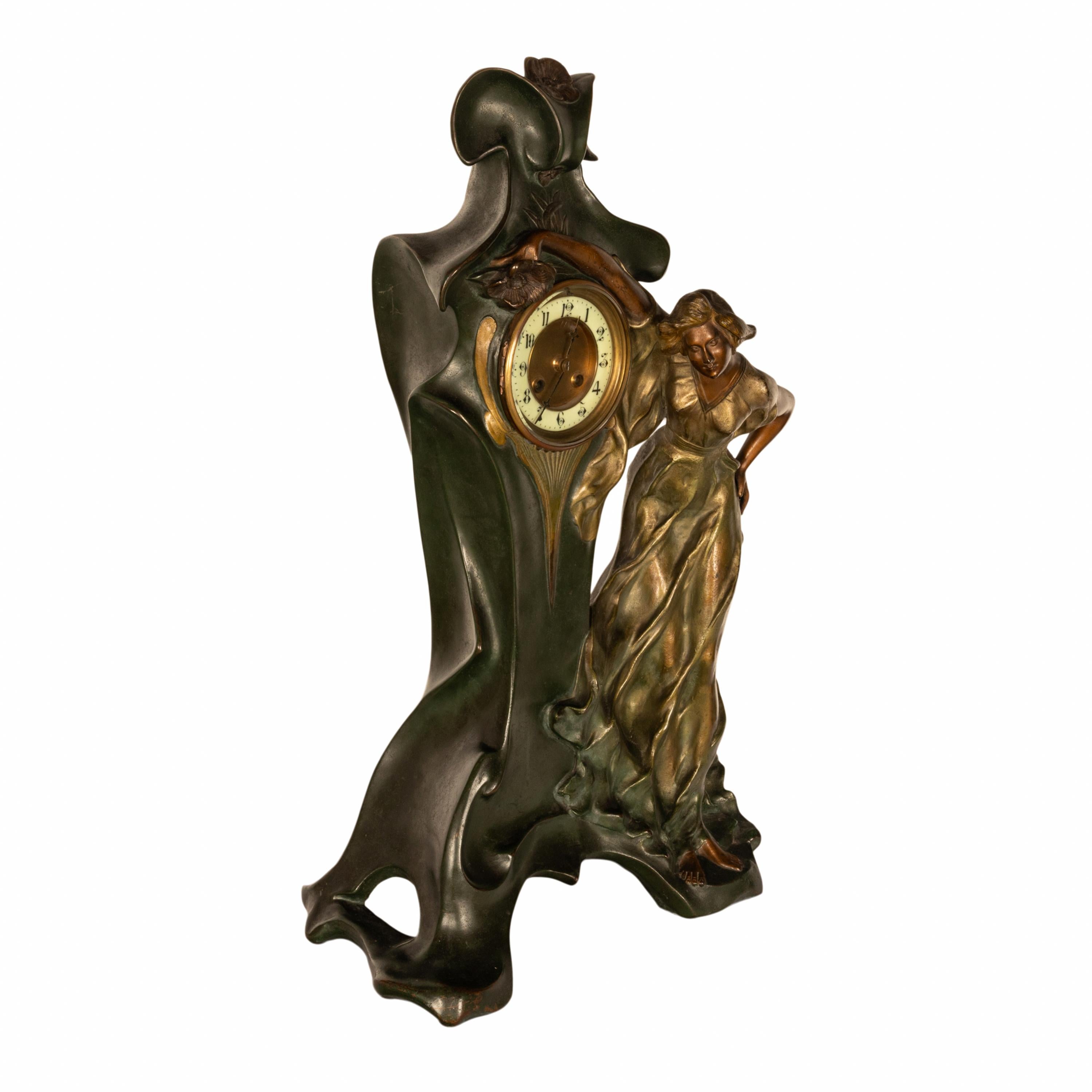 Antike französische 8-Tage-Uhr im Art nouveau-Stil aus kalt bemalter Bronze mit Figurenstatue, 1900 (Kaltmalerei) im Angebot