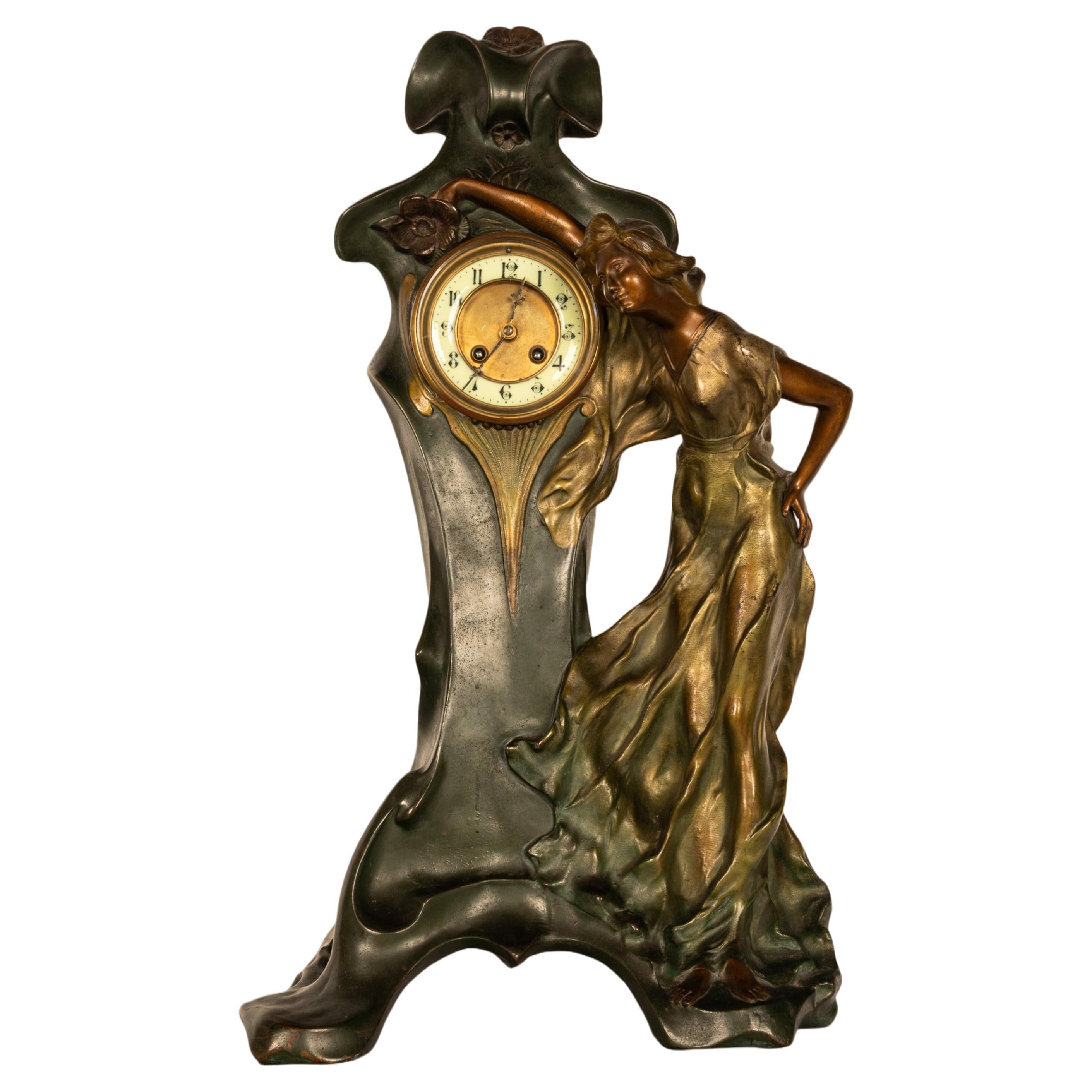 Antike französische 8-Tage-Uhr im Art nouveau-Stil aus kalt bemalter Bronze mit Figurenstatue, 1900