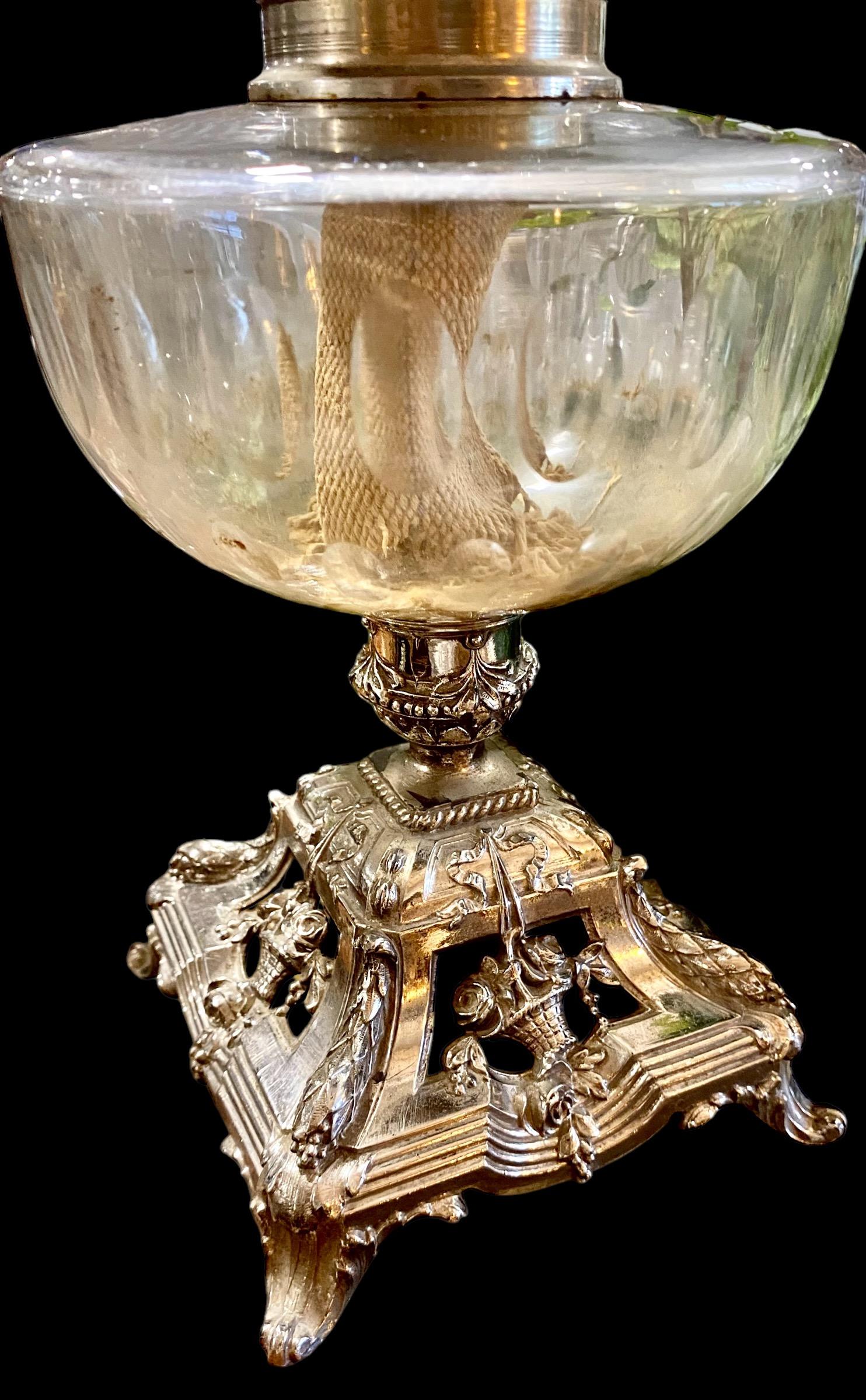 Antique French Art Nouveau Cut Glass and Silvered Spelter Oil Lamp in vendita 3