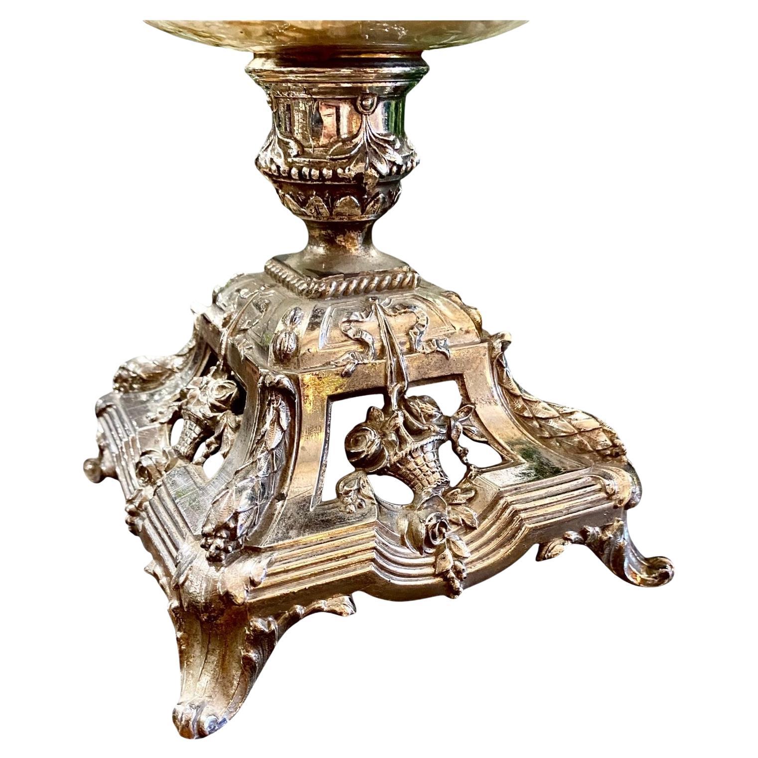 Una splendida lampada ad olio alta in stile Art Nouveau francese del XIX secolo, con una fonte in vetro tagliato a forma di pollice e una base in spelta argentata con cesti di fiori, nastri e foglie. 