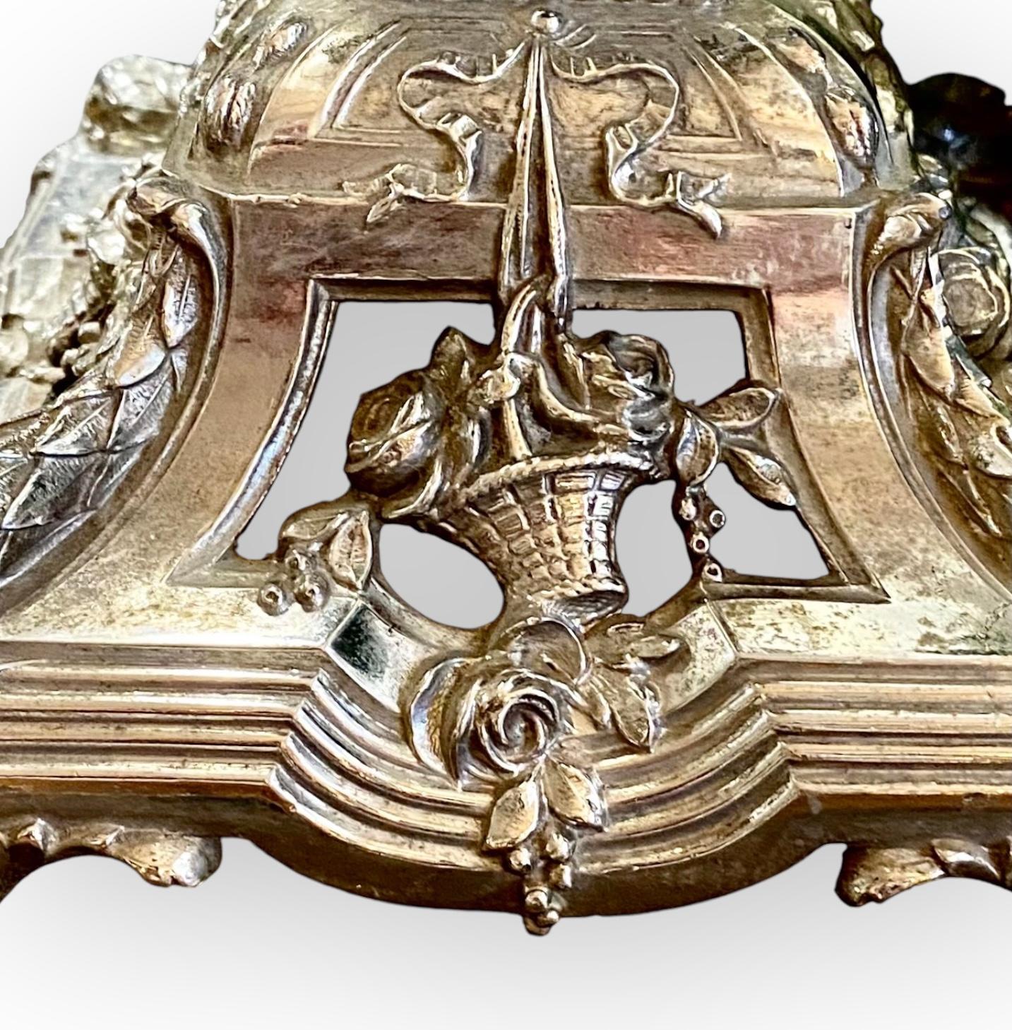 Antique French Art Nouveau Cut Glass and Silvered Spelter Oil Lamp In condizioni buone in vendita a New Orleans, LA