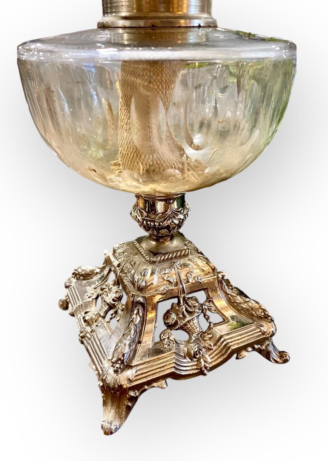 Fine XIX secolo Antique French Art Nouveau Cut Glass and Silvered Spelter Oil Lamp in vendita
