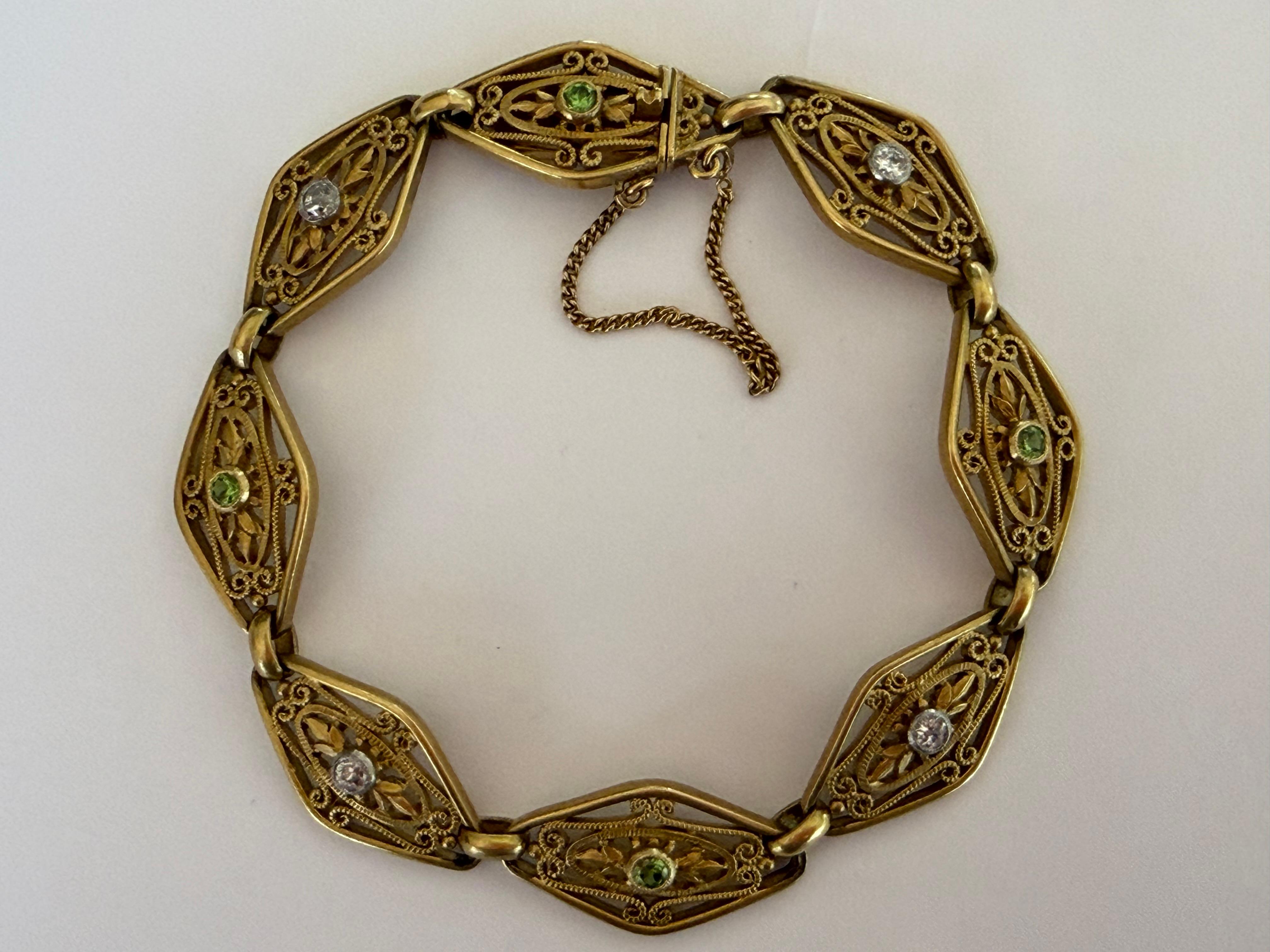 En este exquisito brazalete Art Nouveau, cuatro eslabones de oro calados en forma de navette perfilan cuatro diamantes talla vieja europea engastados en bisel (en platino), con un total aproximado de 0,35 quilates, color H y claridad SI-I1, y cuatro