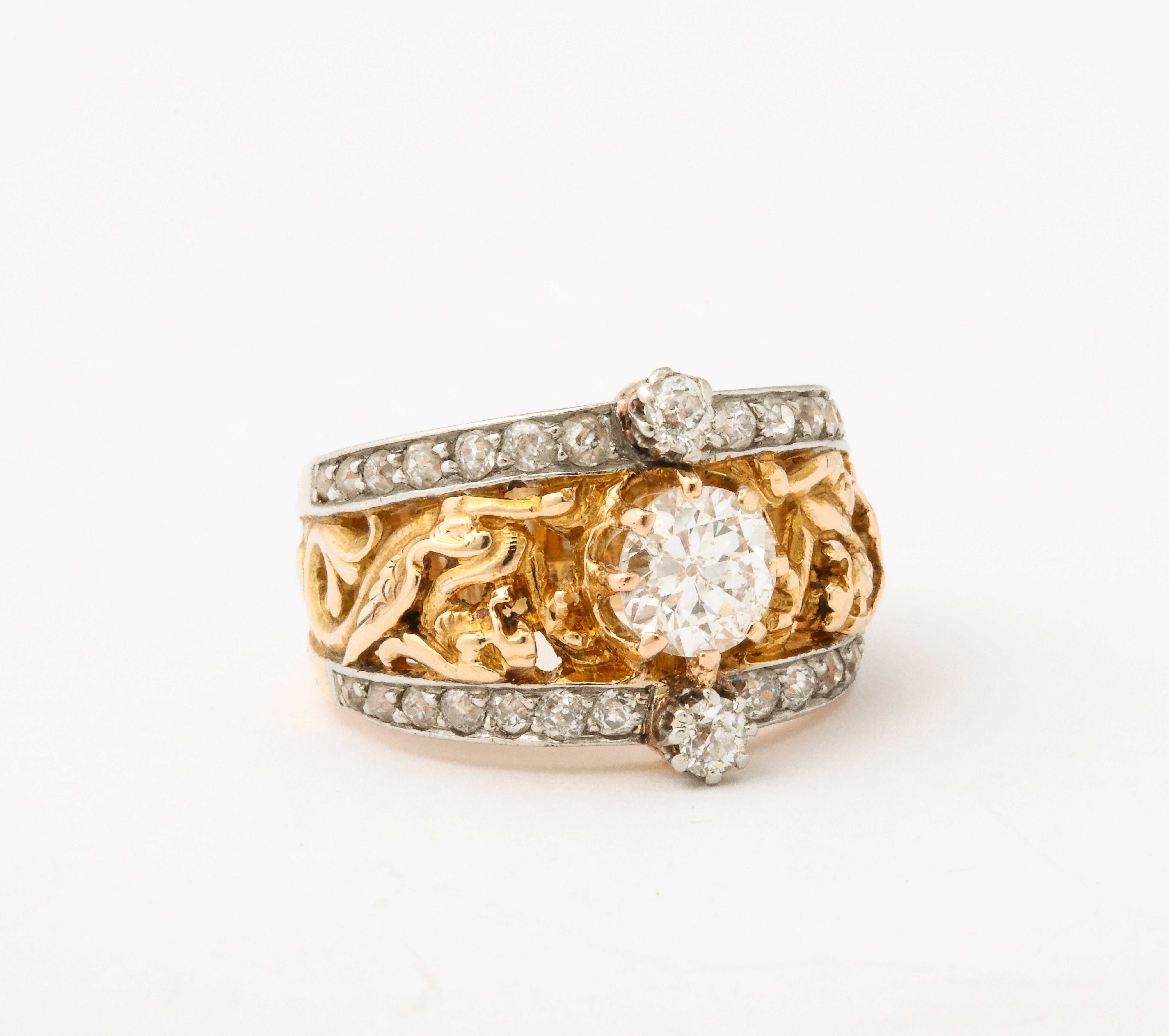 Ein prächtiger 18-karätiger Diamant-Jugendstilring wurde in Frankreich hergestellt. Es ist ein exquisites Juwel. Der Ring hält in der Mitte einen Übergangsdiamanten von .80 cts mit Rand winzige Diamanten und Nord-Süd-Edelsteine machen es TW von etwa