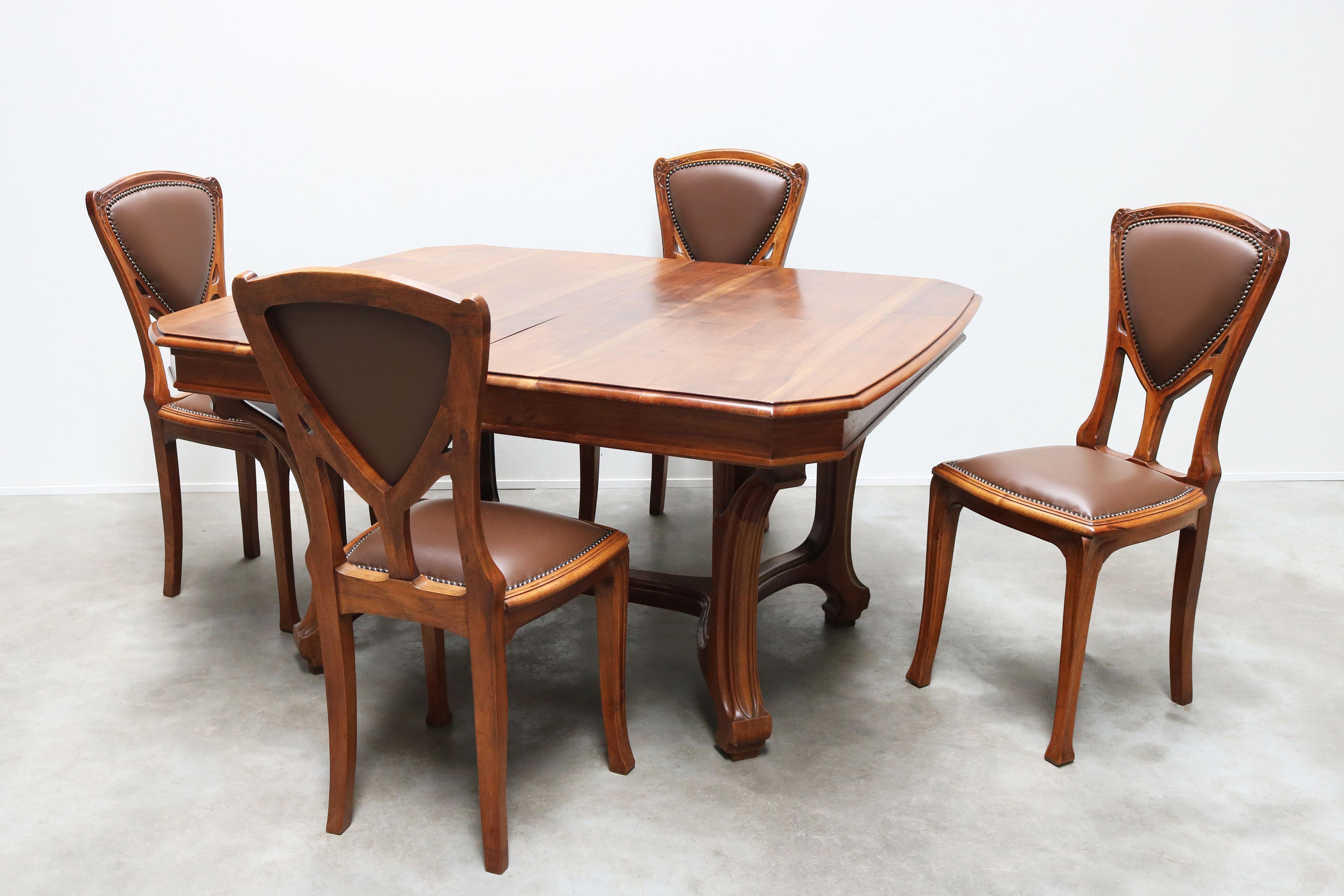 Cuir Ensemble de salle à manger Art nouveau français ancien par Eugène Vallin 1903 - Chaises de table en vente