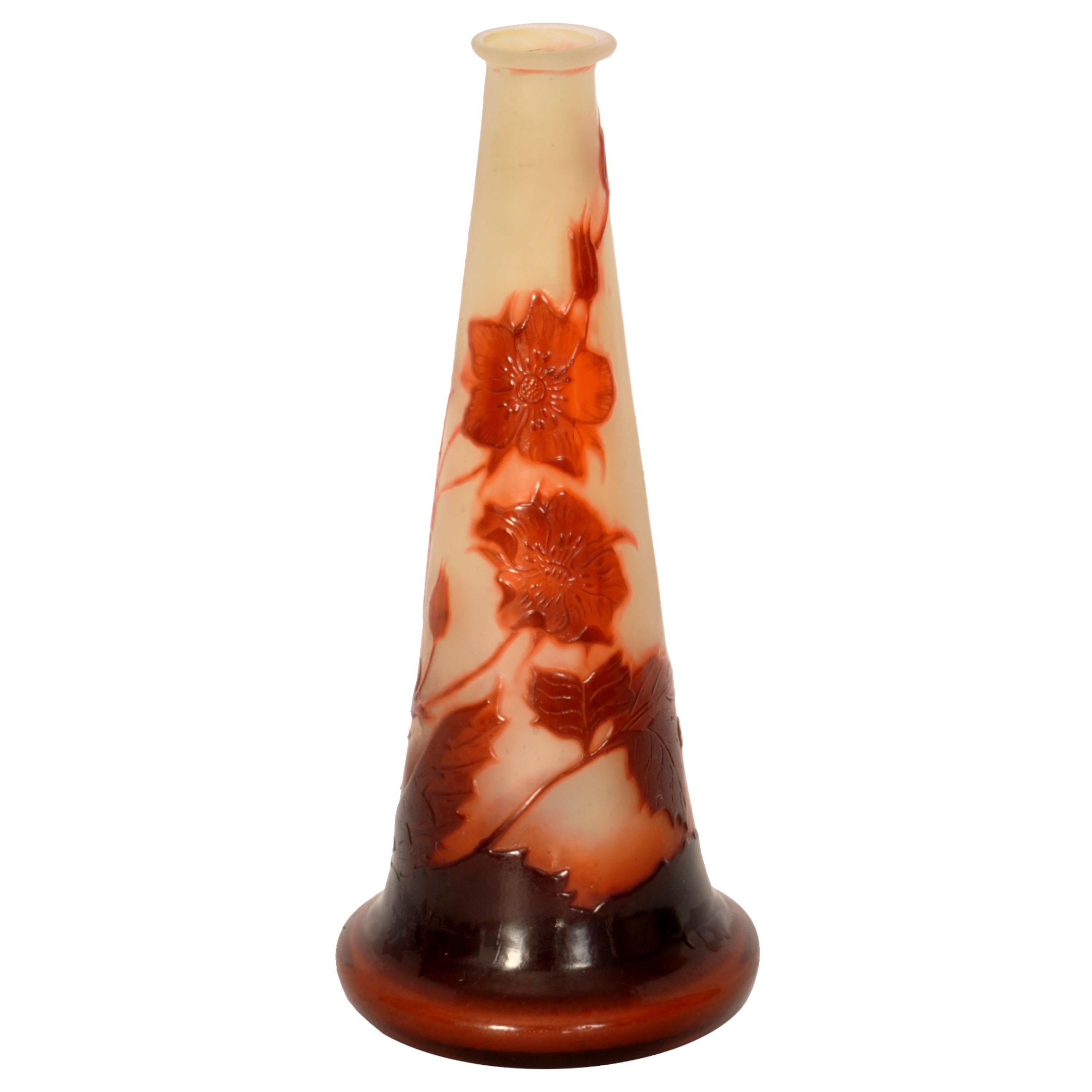 Un beau vase ancien en verre camée Diptych Fine Arts, circa 1900.
Le vase à tige de forme conique effilée est finement sculpté à la roue, gravé à l'acide et poli au feu. Le décor en camée de fuchias de couleur bordeaux avec des feuillages en