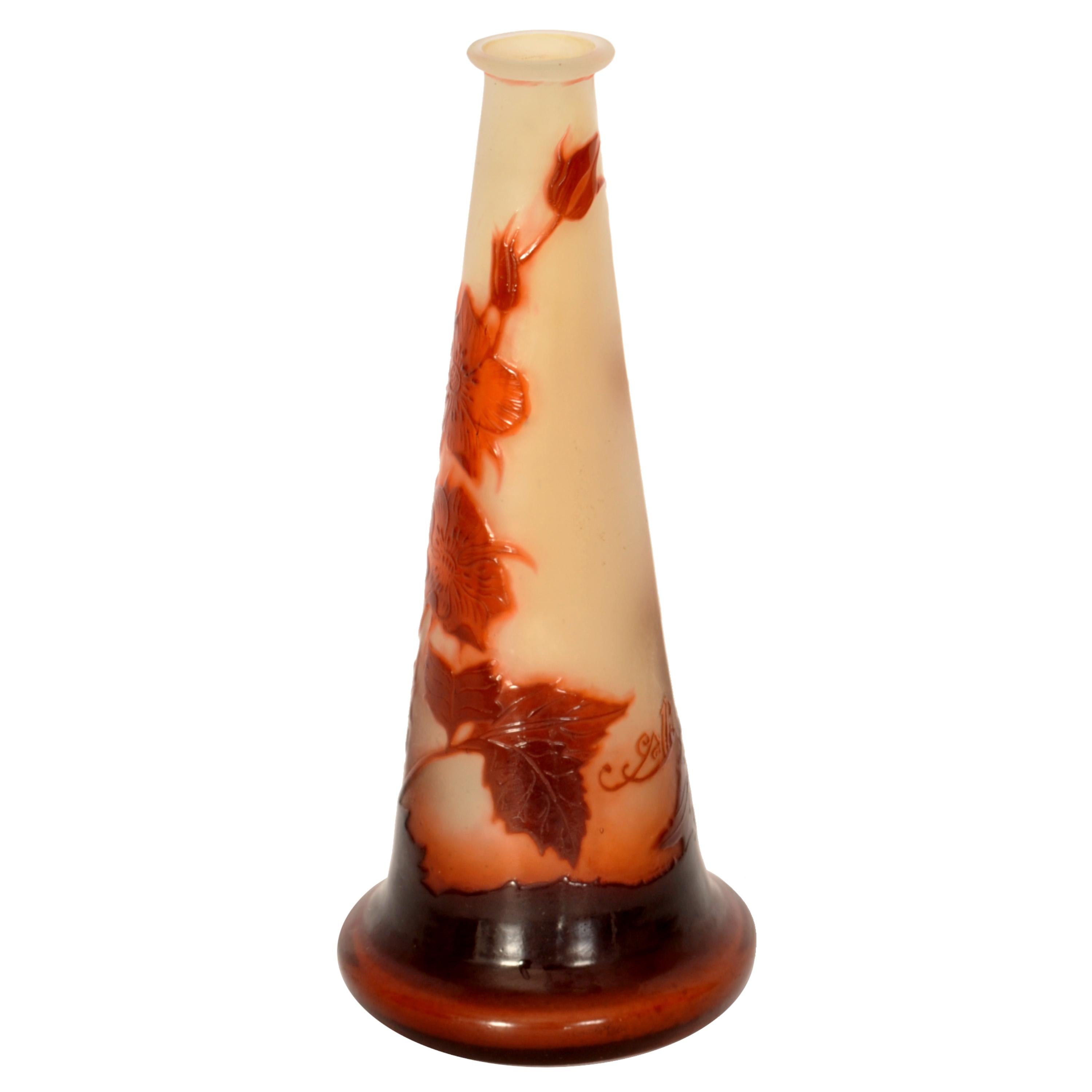 Français Vase à pied Emile Gallé en verre camée poli au feu, Art Nouveau, 1900 en vente