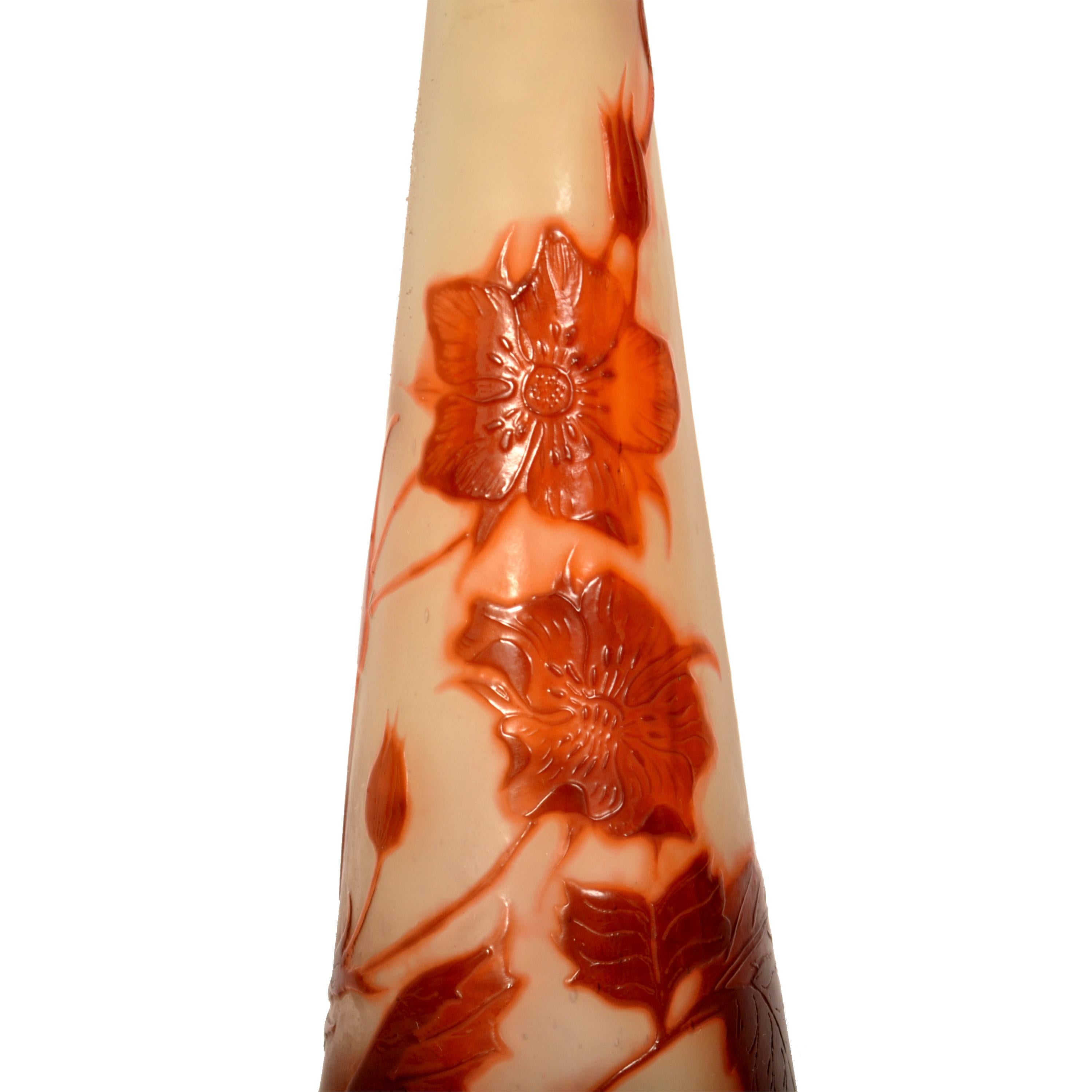 Vase à pied Emile Gallé en verre camée poli au feu, Art Nouveau, 1900 en vente 1