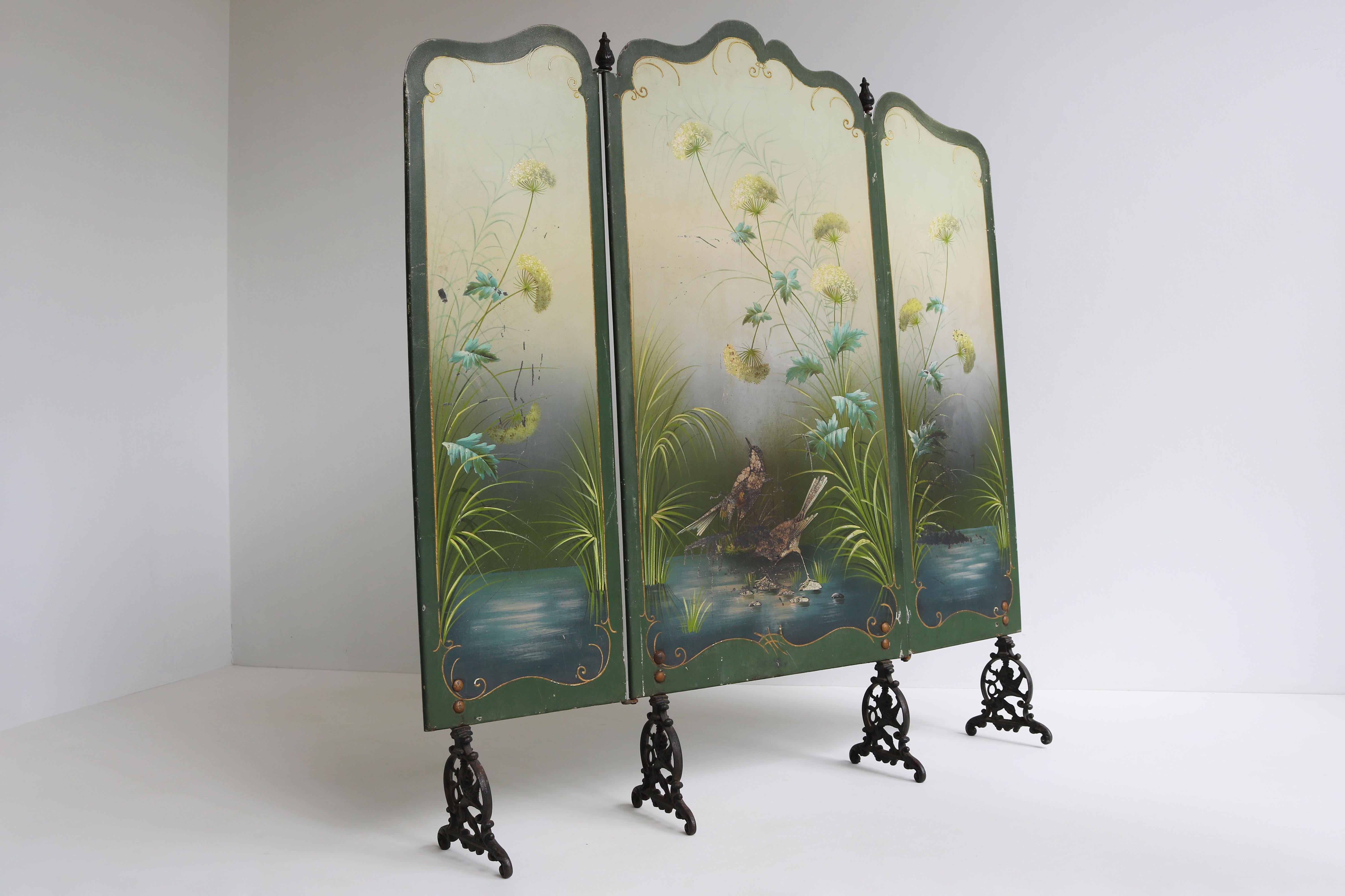 Dekorativ und atemberaubend! Dieser handbemalte Jugendstil-Kaminschirm aus Frankreich 1900. Der Bildschirm ist nicht nur ein Bildschirm, sondern auch ein Kunstwerk. Vollständig handbemalt, mit einer Blumenszene und einem Vogelpaar am Wasser. 
Durch
