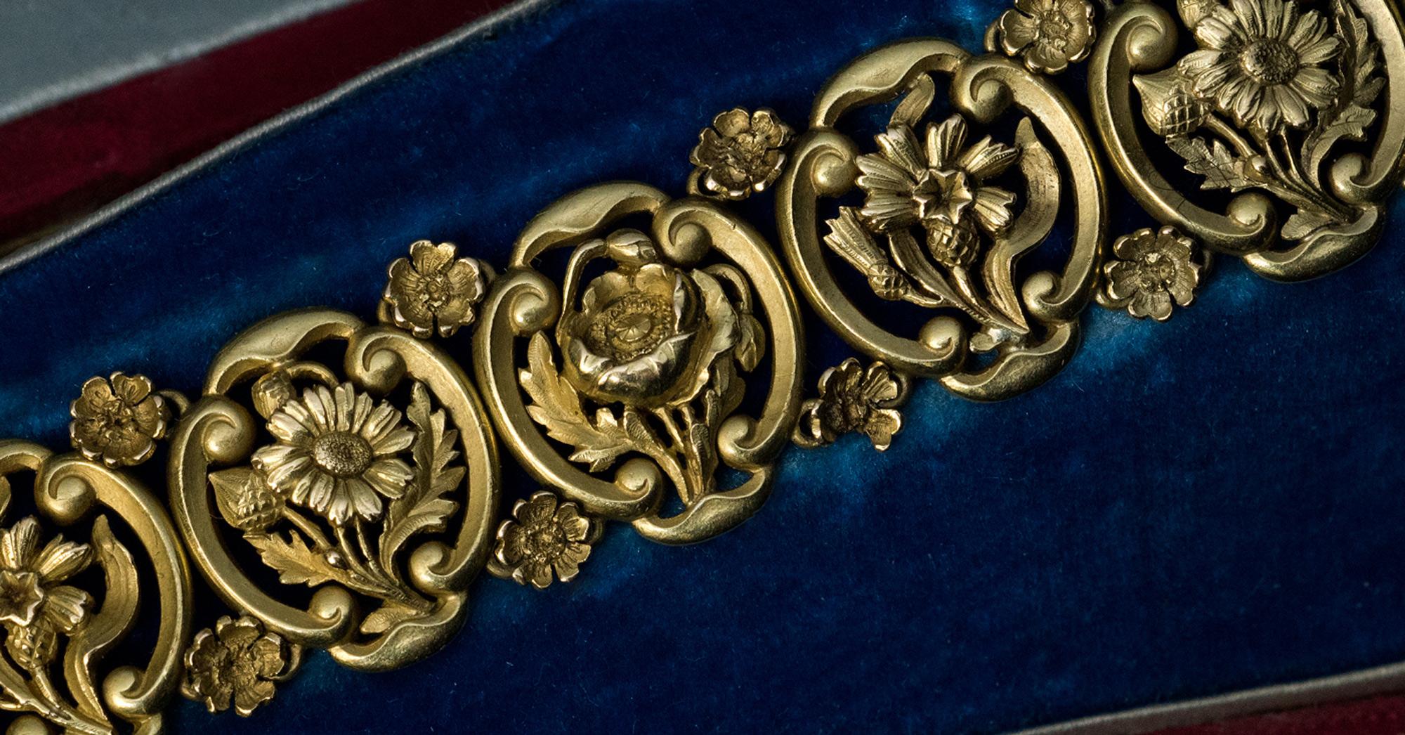 Frankreich:: 1890er Jahre

Ein sehr feines Jugendstil-Armband aus 18 Karat Gold besteht aus zwölf durchbrochenen Gliedern:: die in Hochrelief mit floralen Mustern auf beiden Seiten – Vorder- und Rückseite – ziseliert sind. Die Glieder sind mit