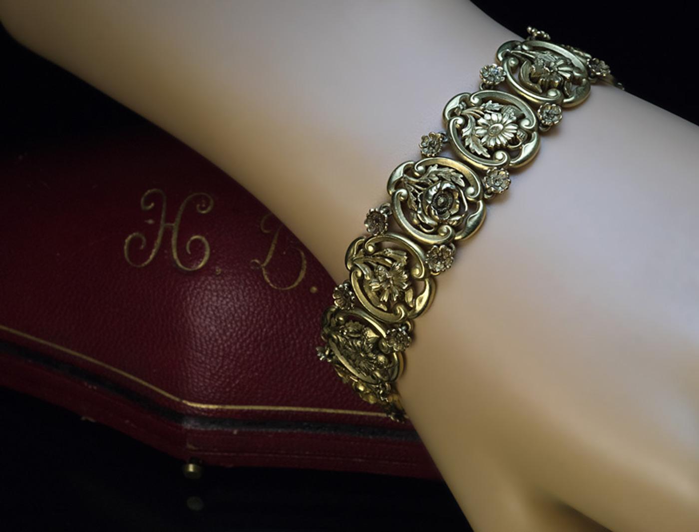 Antique French Art Nouveau Floral Design 18 Karat Gold Bracelet In Excellent Condition In Chicago, IL