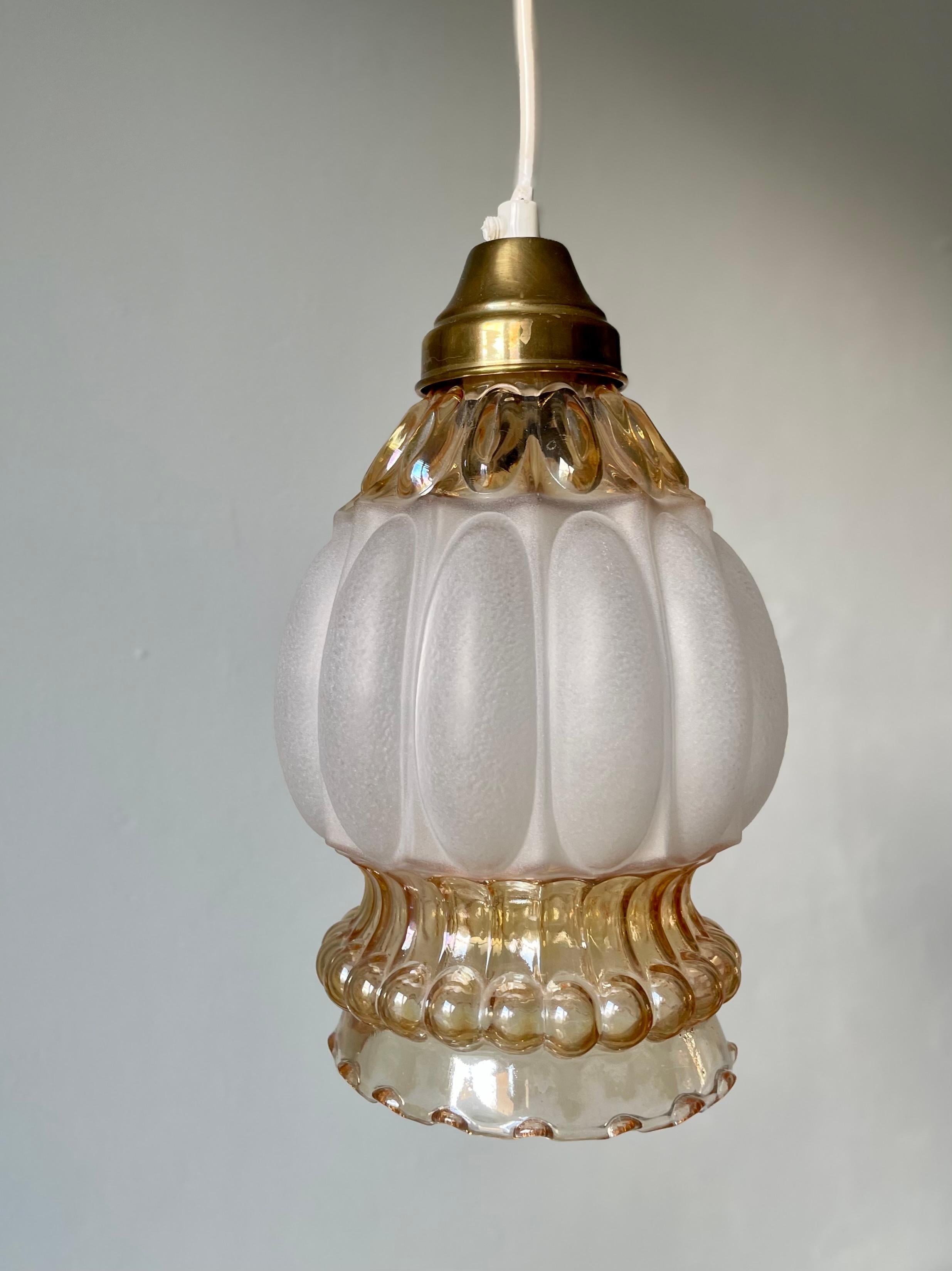Lampe à suspension française Art nouveau en verre dépoli et laiton, années 1930 en vente 3