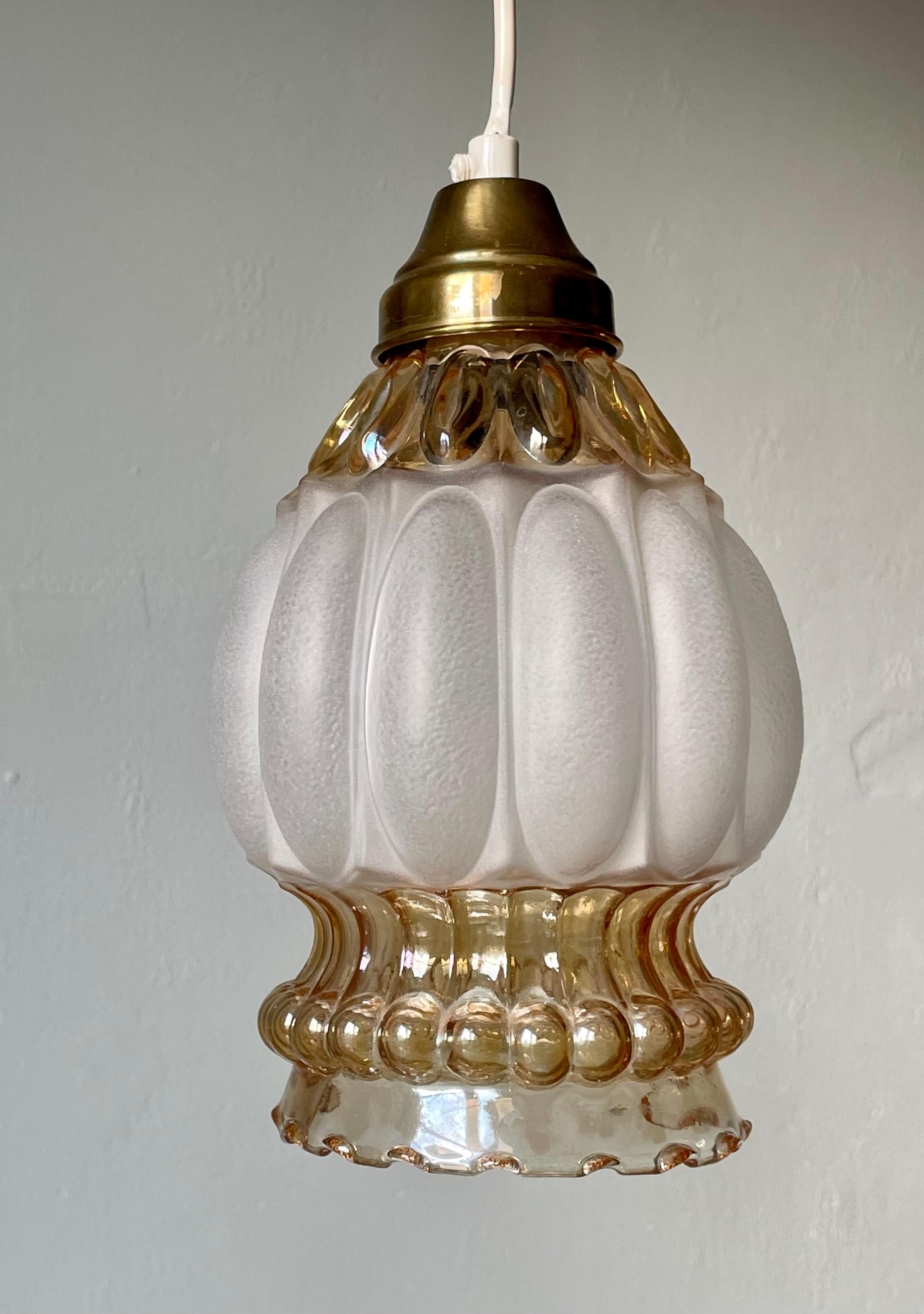 Lampe à suspension française Art nouveau en verre dépoli et laiton, années 1930 en vente 4