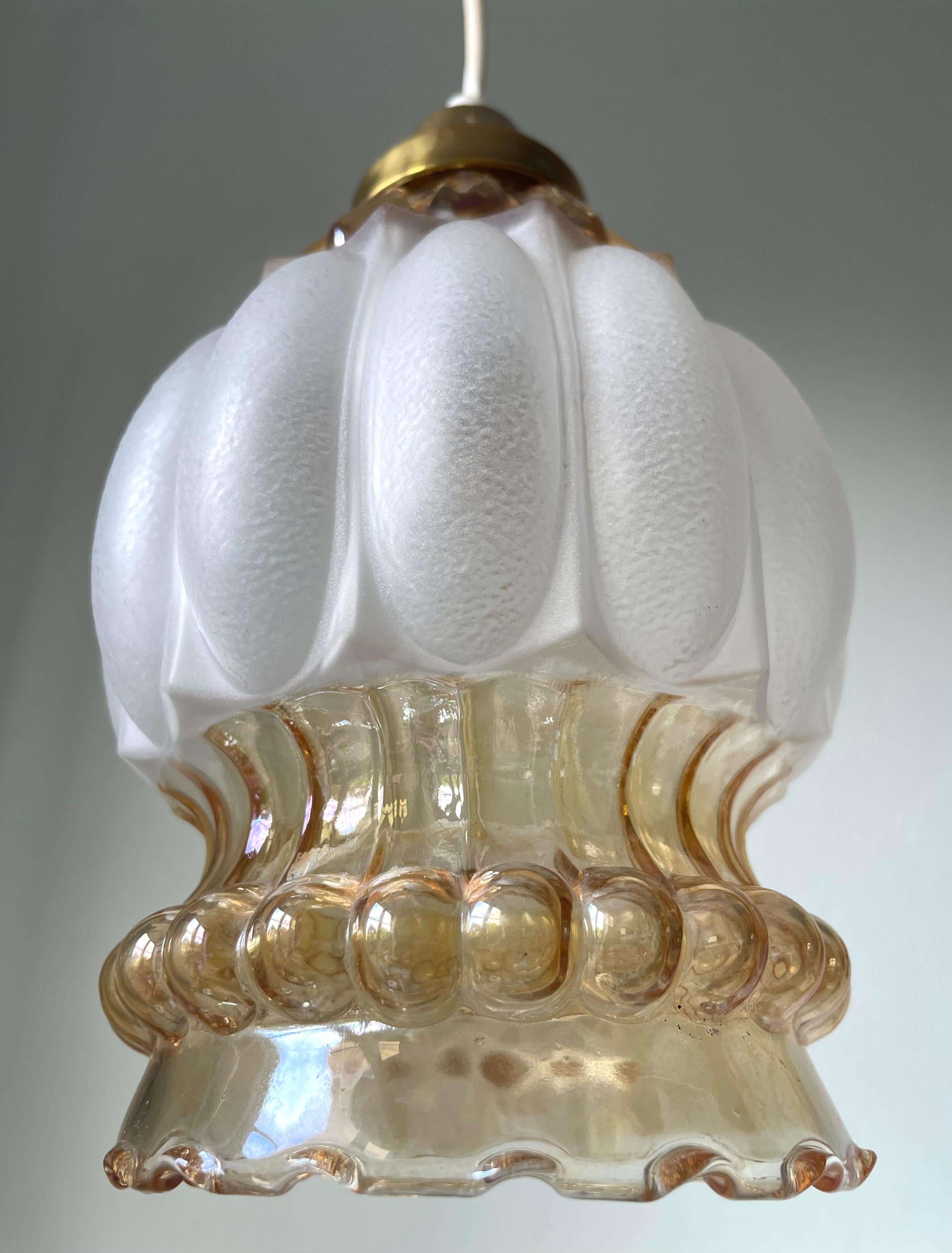 Lampe à suspension française Art nouveau en verre dépoli et laiton, années 1930 en vente 7