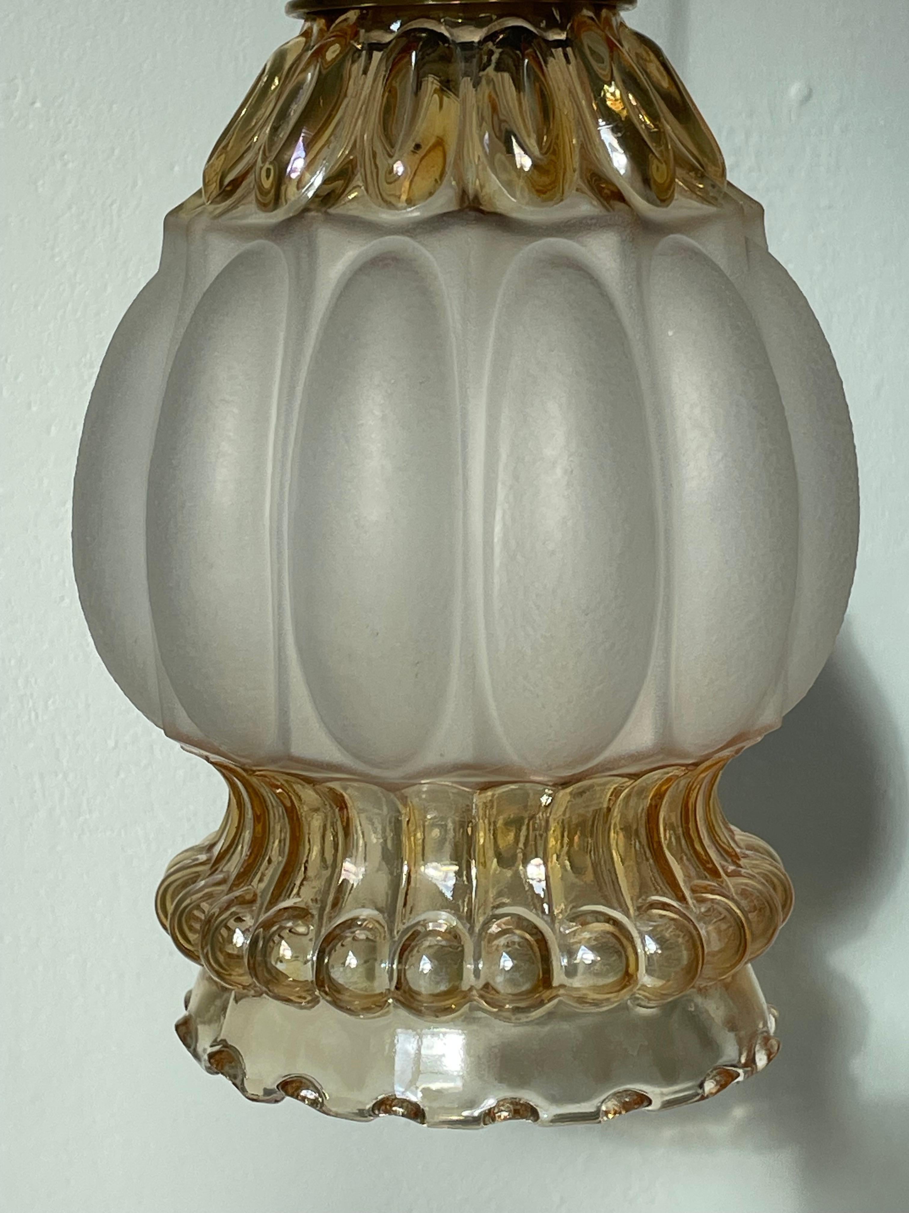 Lampe à suspension française Art nouveau en verre dépoli et laiton, années 1930 en vente 8
