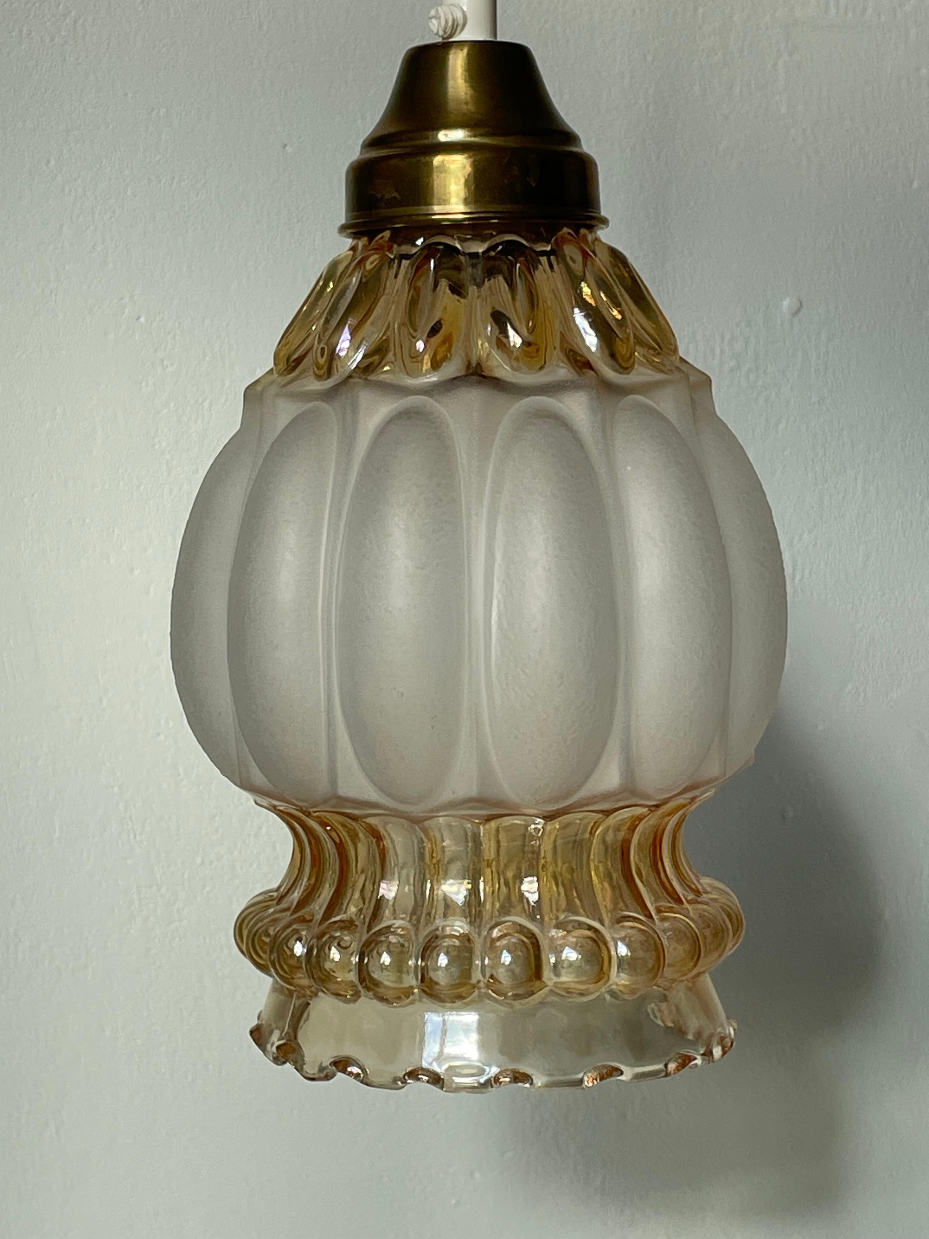 Lampe à suspension française Art nouveau en verre dépoli et laiton, années 1930 en vente 9