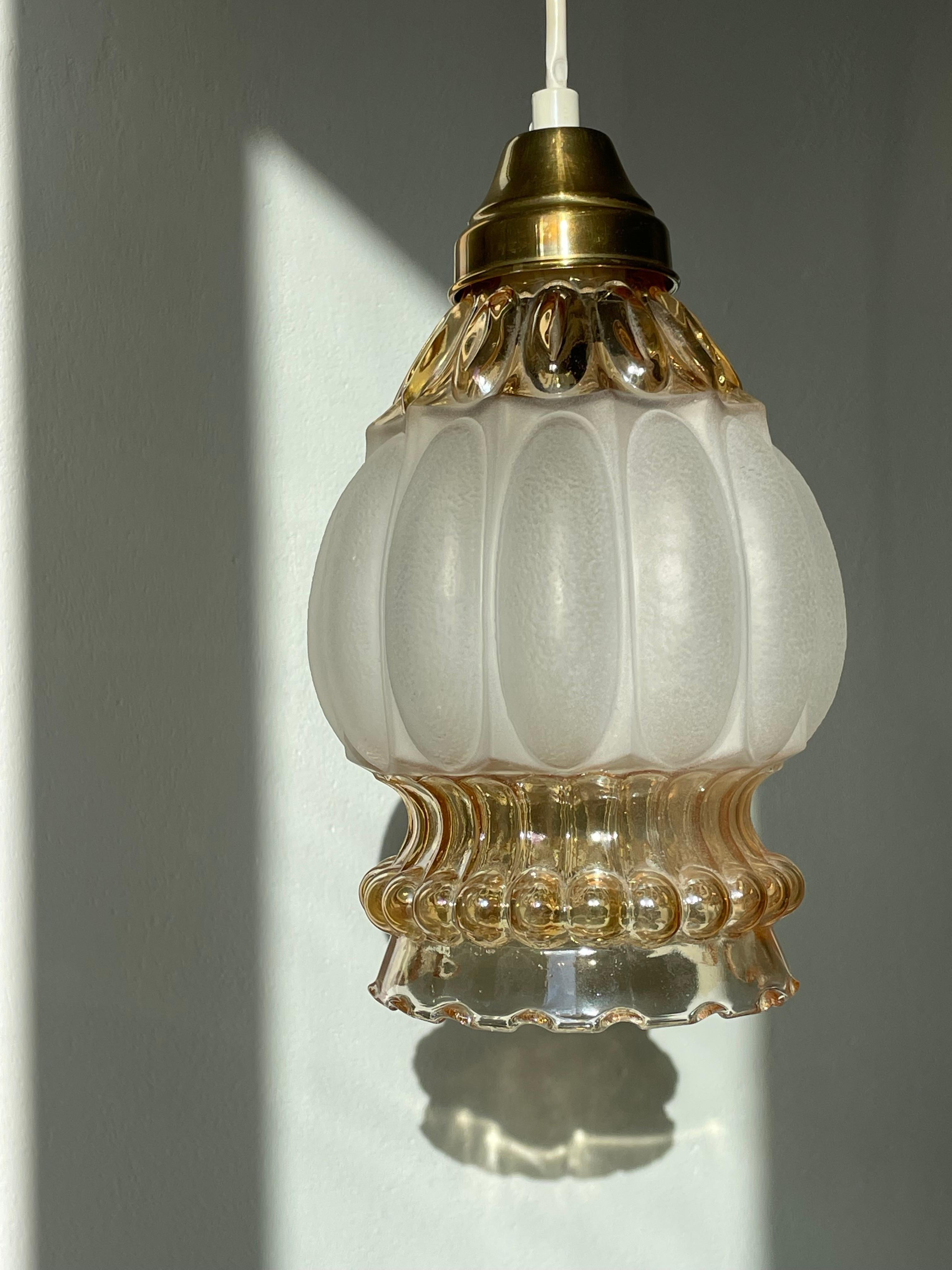 20ième siècle Lampe à suspension française Art nouveau en verre dépoli et laiton, années 1930 en vente