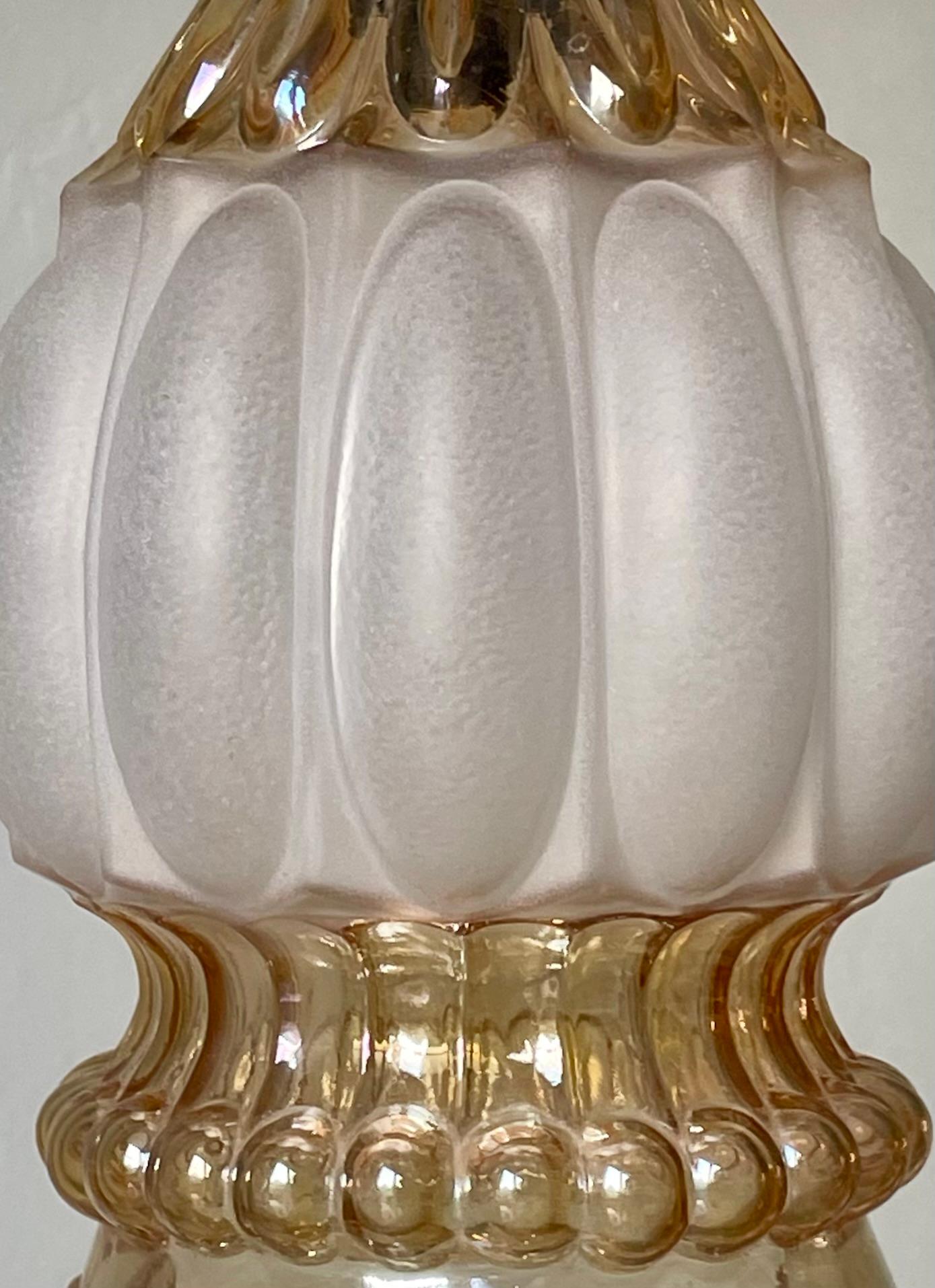 Métal Lampe à suspension française Art nouveau en verre dépoli et laiton, années 1930 en vente