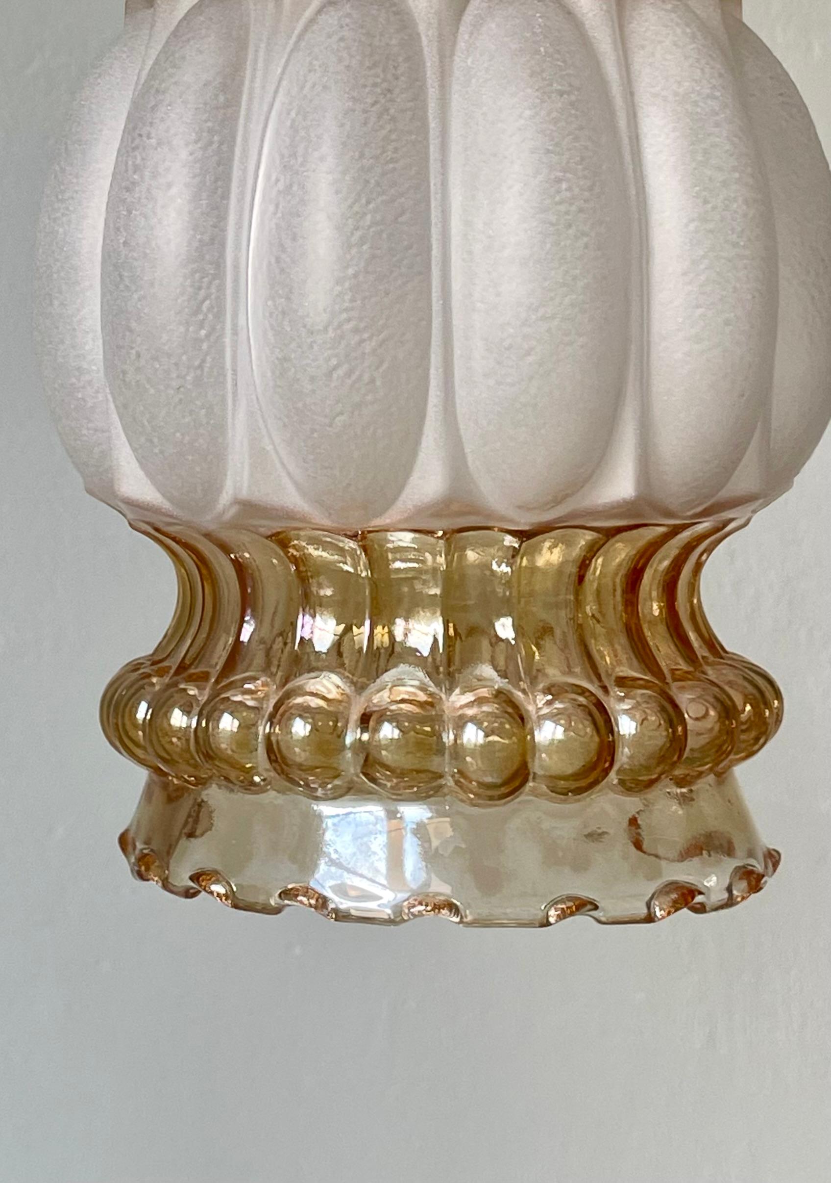 Lampe à suspension française Art nouveau en verre dépoli et laiton, années 1930 en vente 1