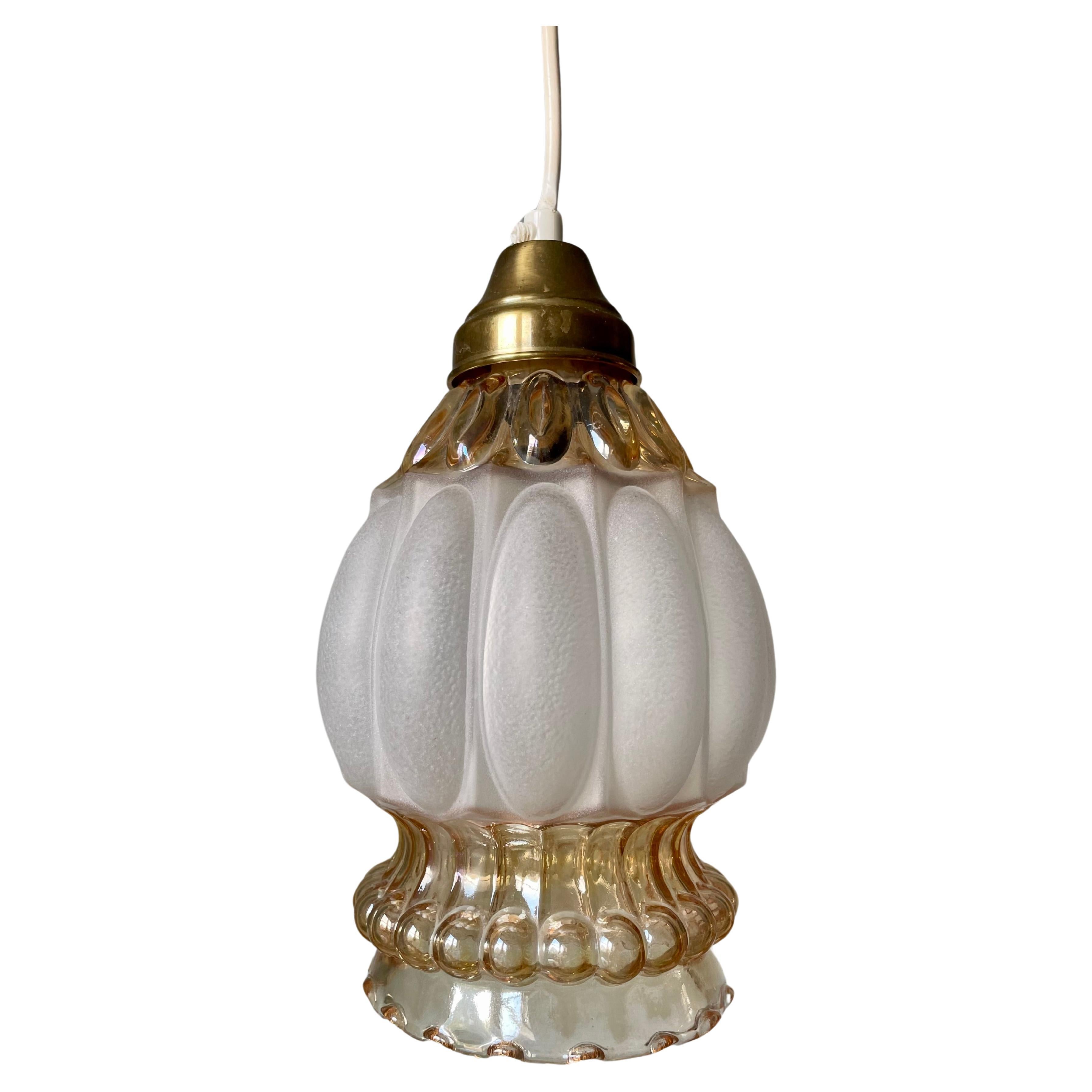Lampe à suspension française Art nouveau en verre dépoli et laiton, années 1930 en vente