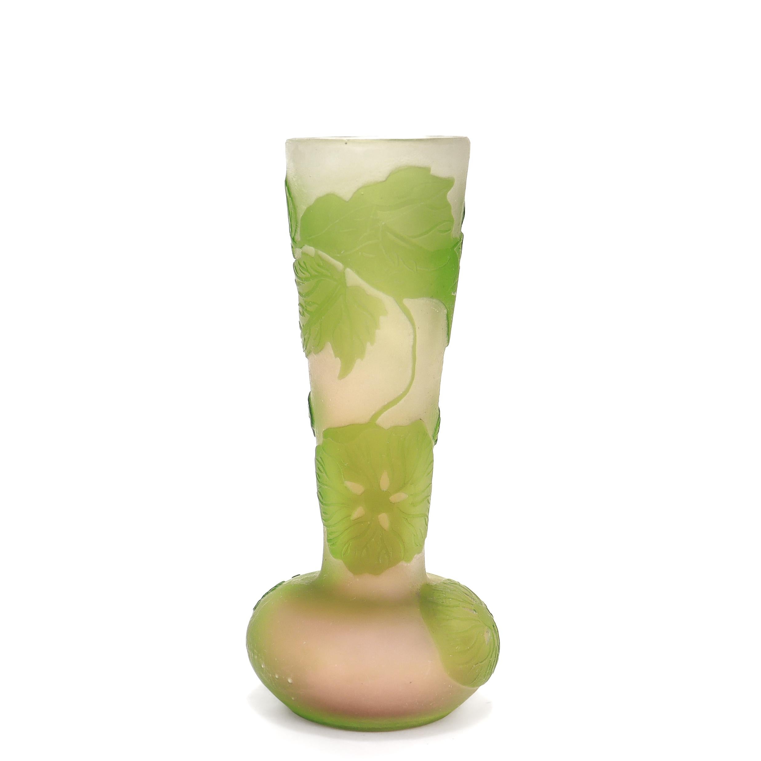 Antique French Art Nouveau Gallé Rosa Kamee Kunst Glas Kabinett Vase im Zustand „Gut“ im Angebot in Philadelphia, PA