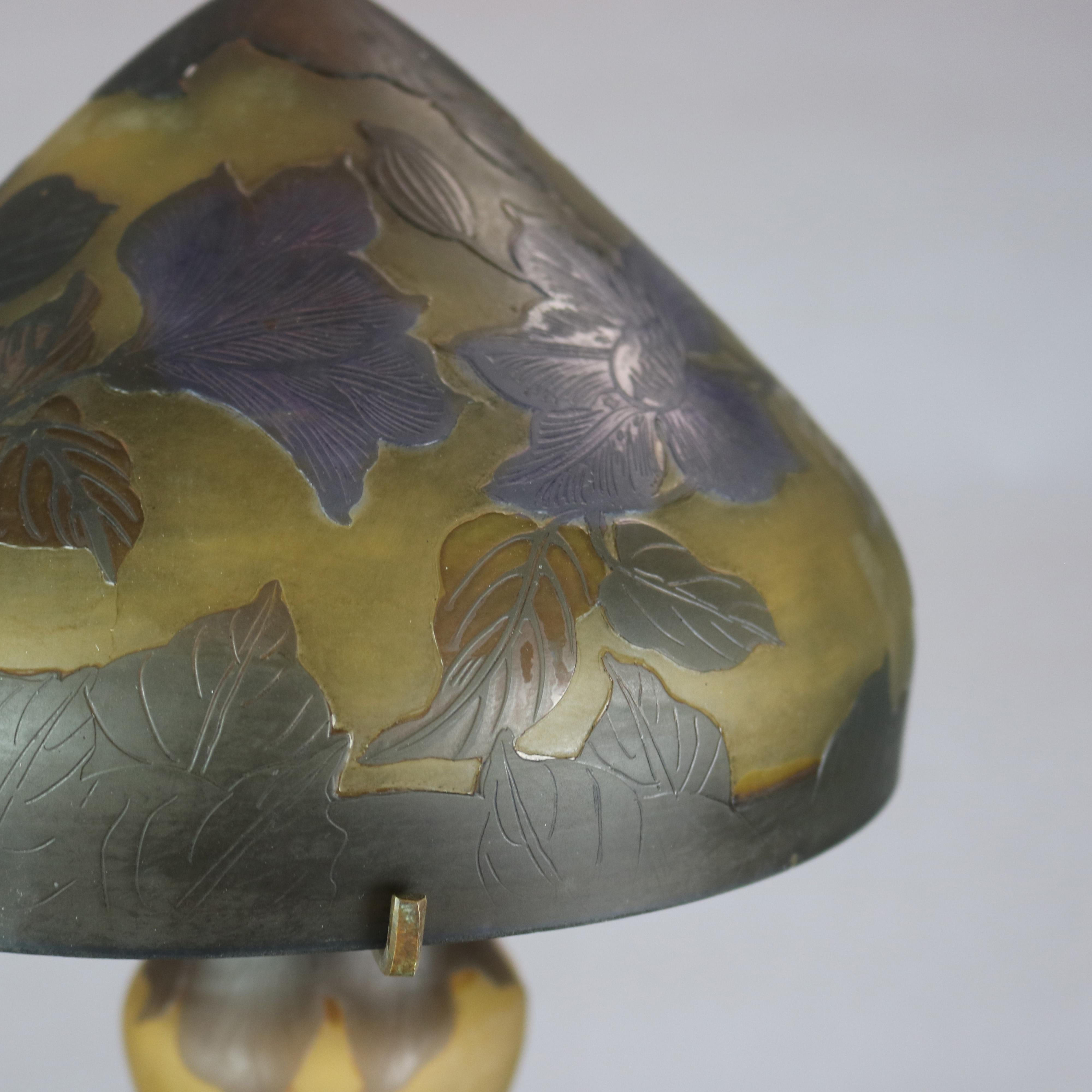 An antique Art Nouveau cameo glass single socket table lamp in the manner of Galle offers cut back art glass construction with leaf and foliate design, 20th century

Measures: 17.75