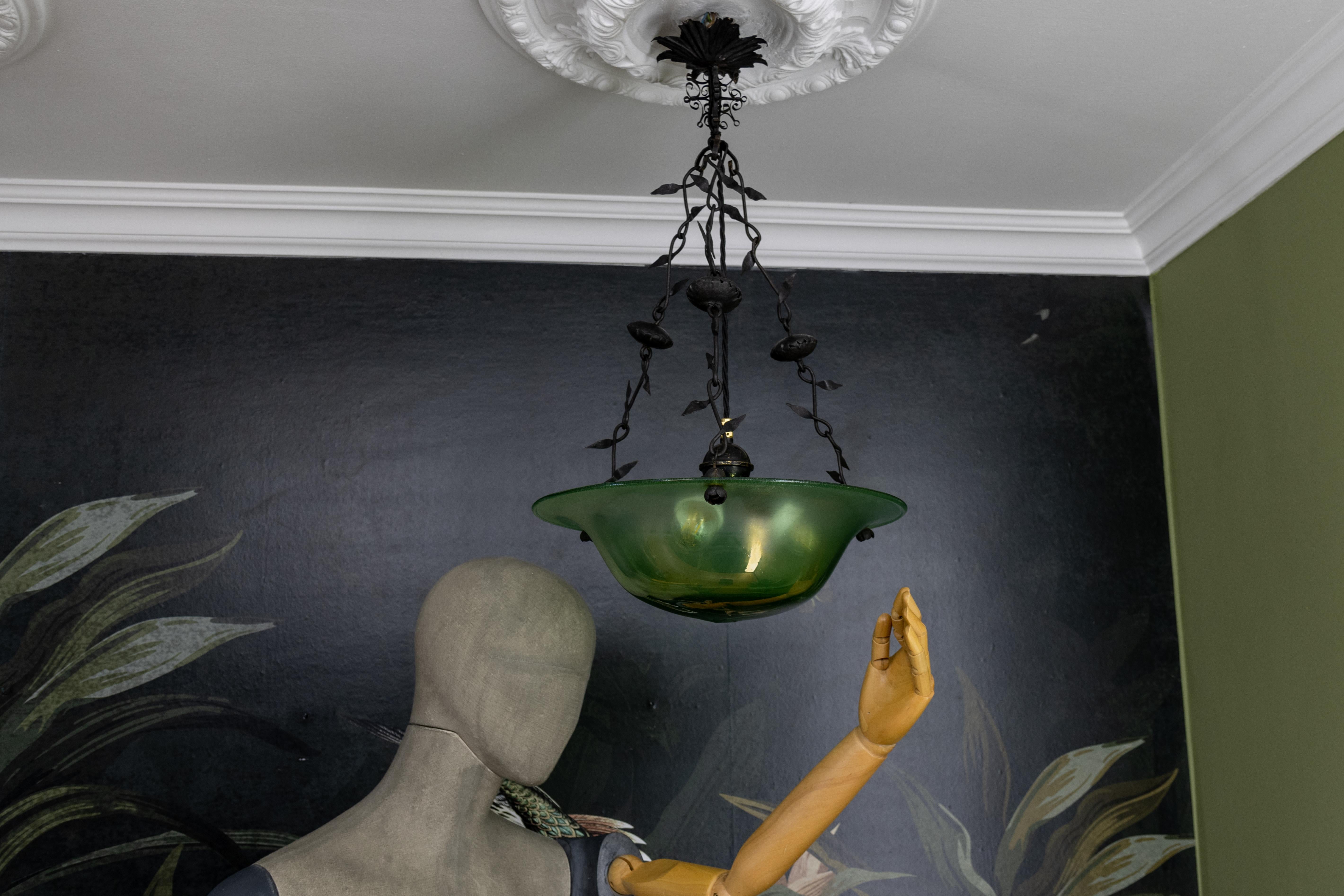 Antigua lámpara colgante francesa Art Nouveau de cristal verde y hierro forjado, hacia 1920 en venta 3