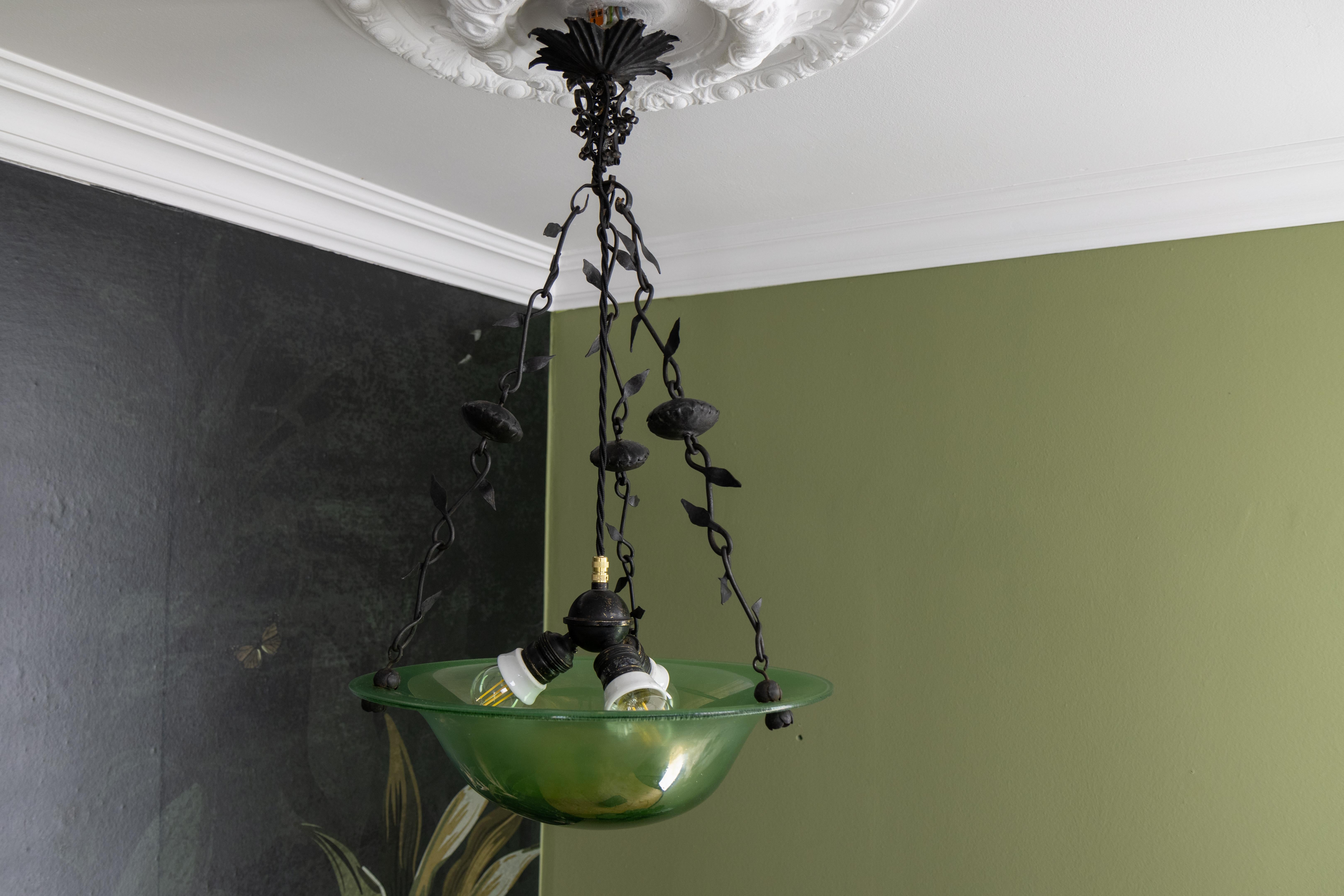 Antigua lámpara colgante francesa Art Nouveau de cristal verde y hierro forjado, hacia 1920 en venta 4
