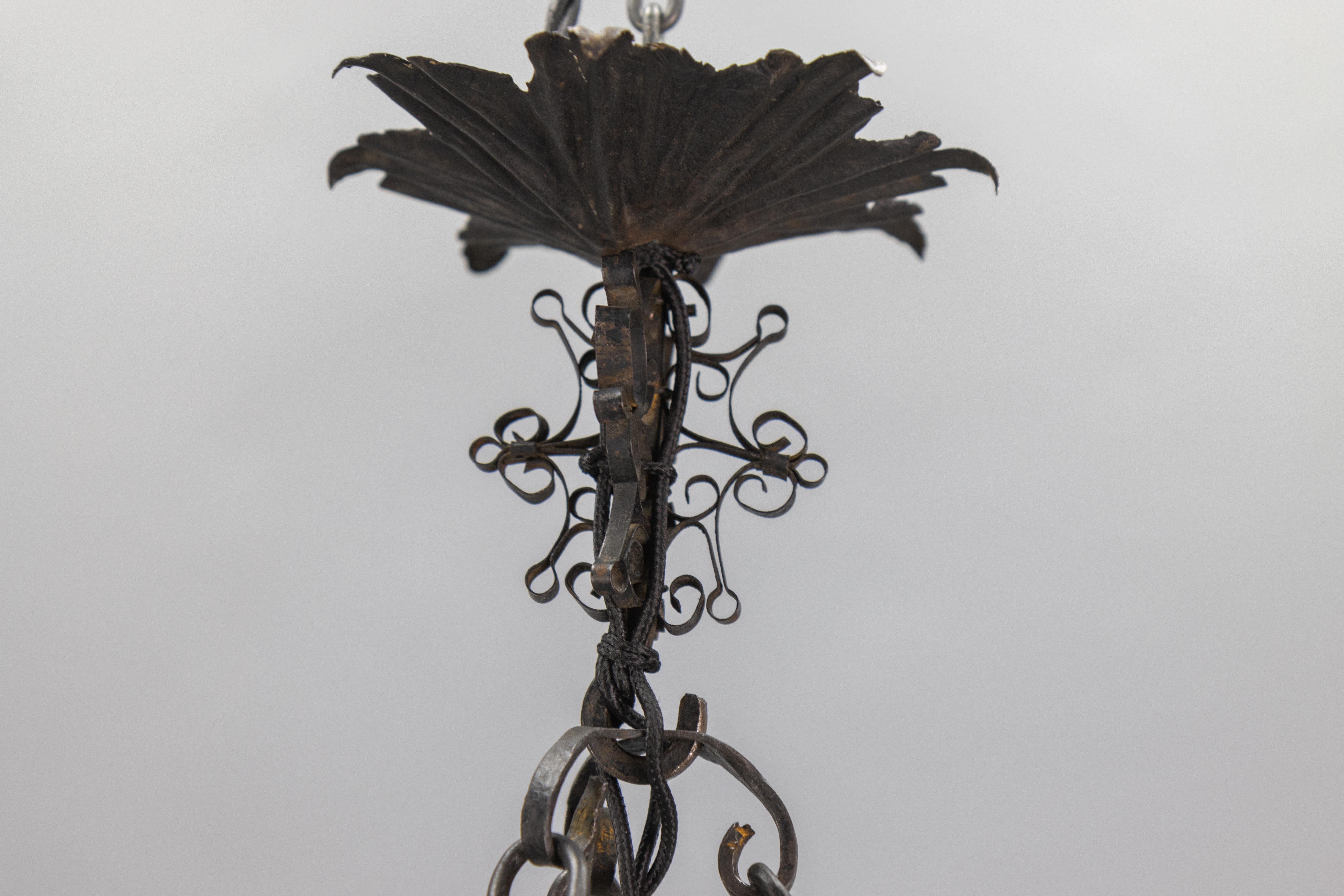 Antigua lámpara colgante francesa Art Nouveau de cristal verde y hierro forjado, hacia 1920 en venta 5