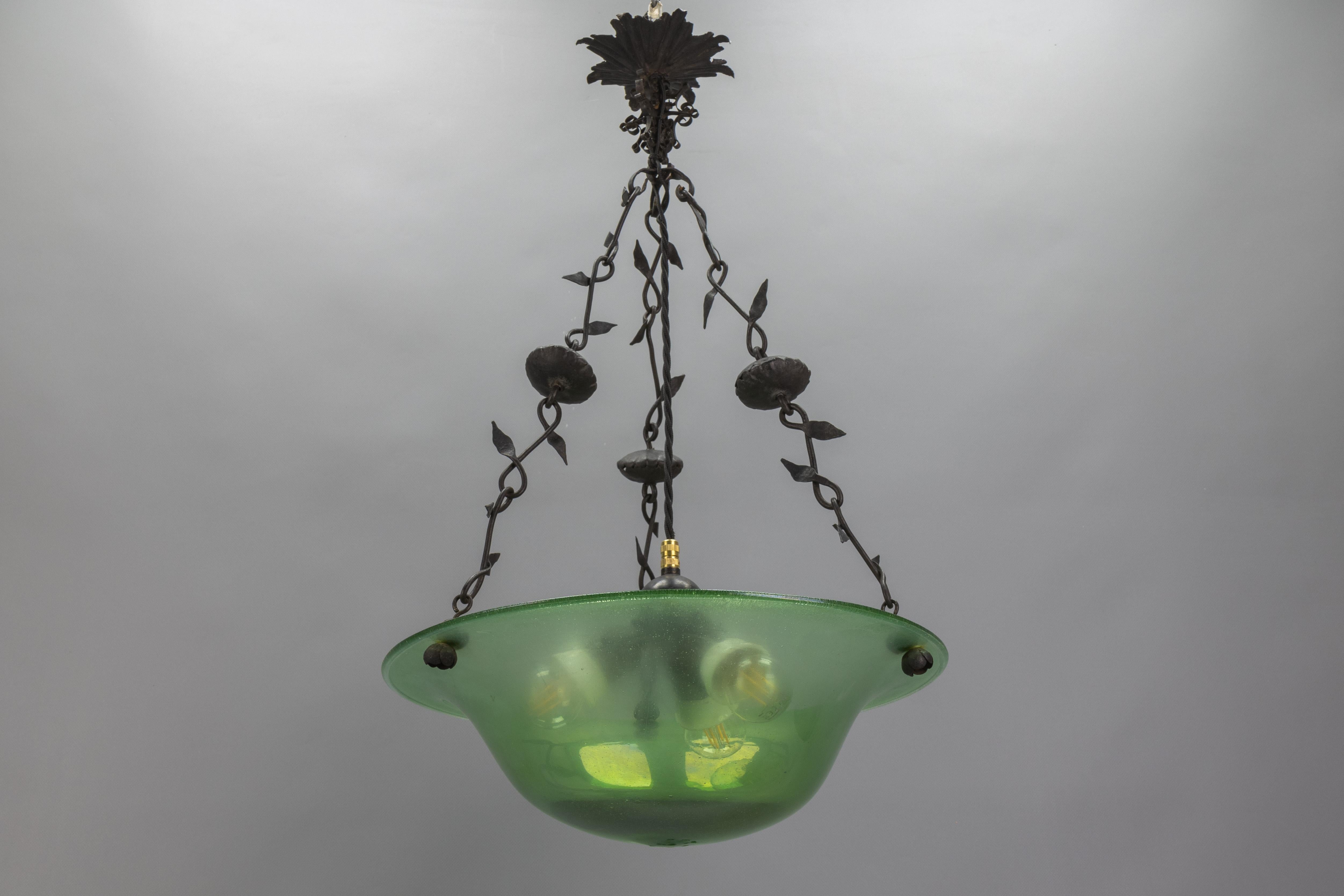 Antigua lámpara colgante francesa Art Nouveau de cristal verde y hierro forjado, hacia 1920 en venta 6