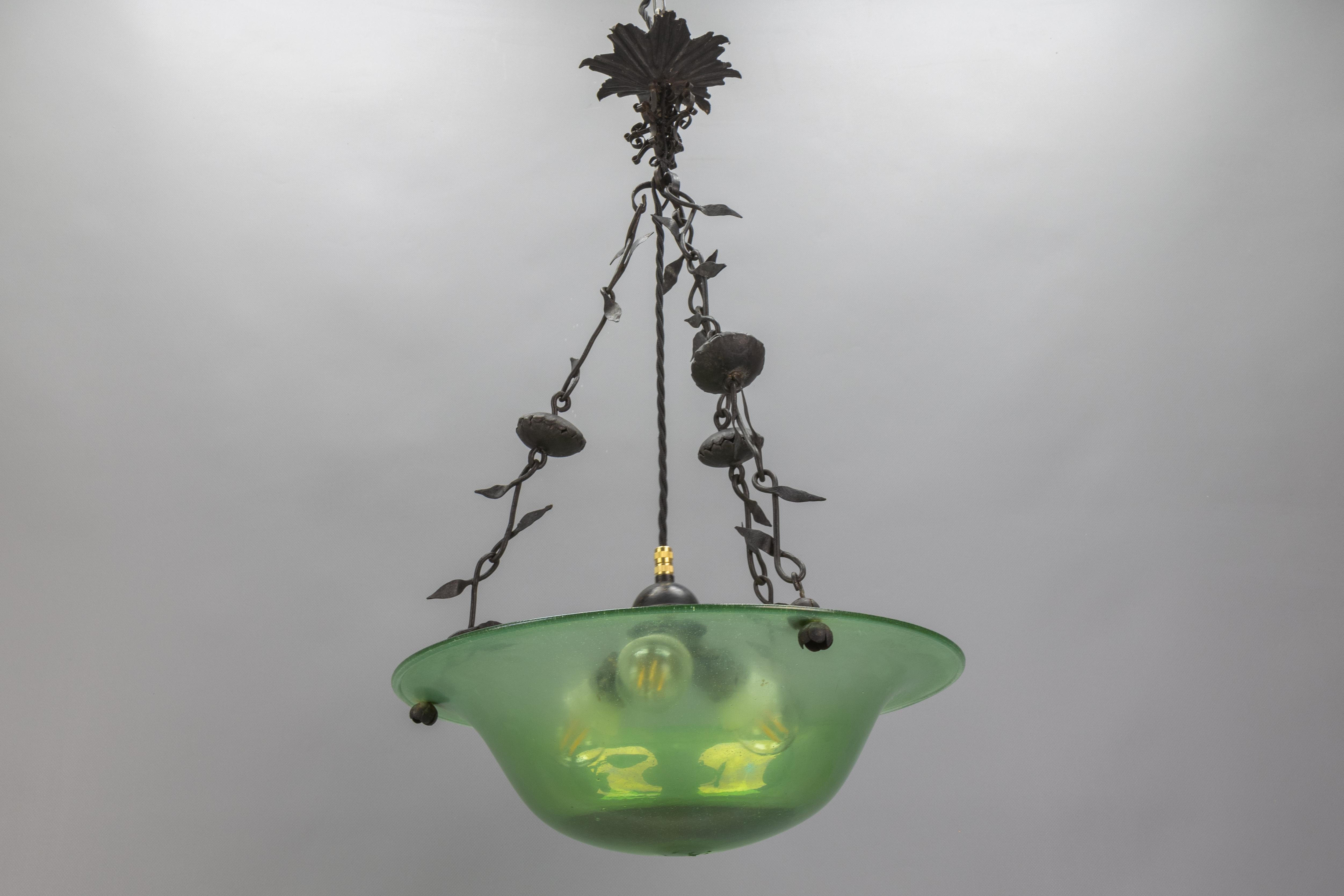 Antigua lámpara colgante francesa Art Nouveau de cristal verde y hierro forjado, hacia 1920 en venta 7