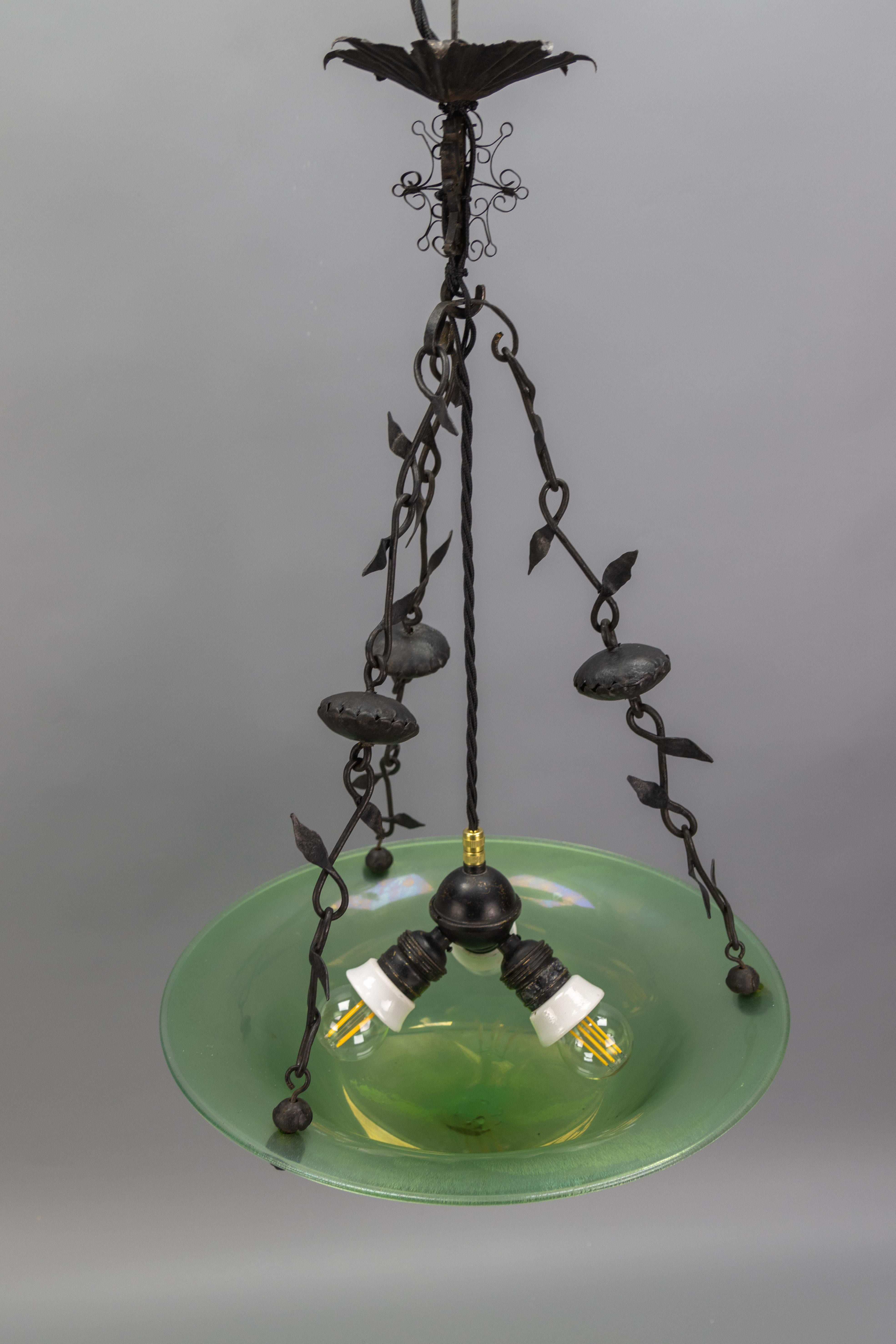 Antigua lámpara colgante francesa Art Nouveau de cristal verde y hierro forjado, hacia 1920 en venta 8