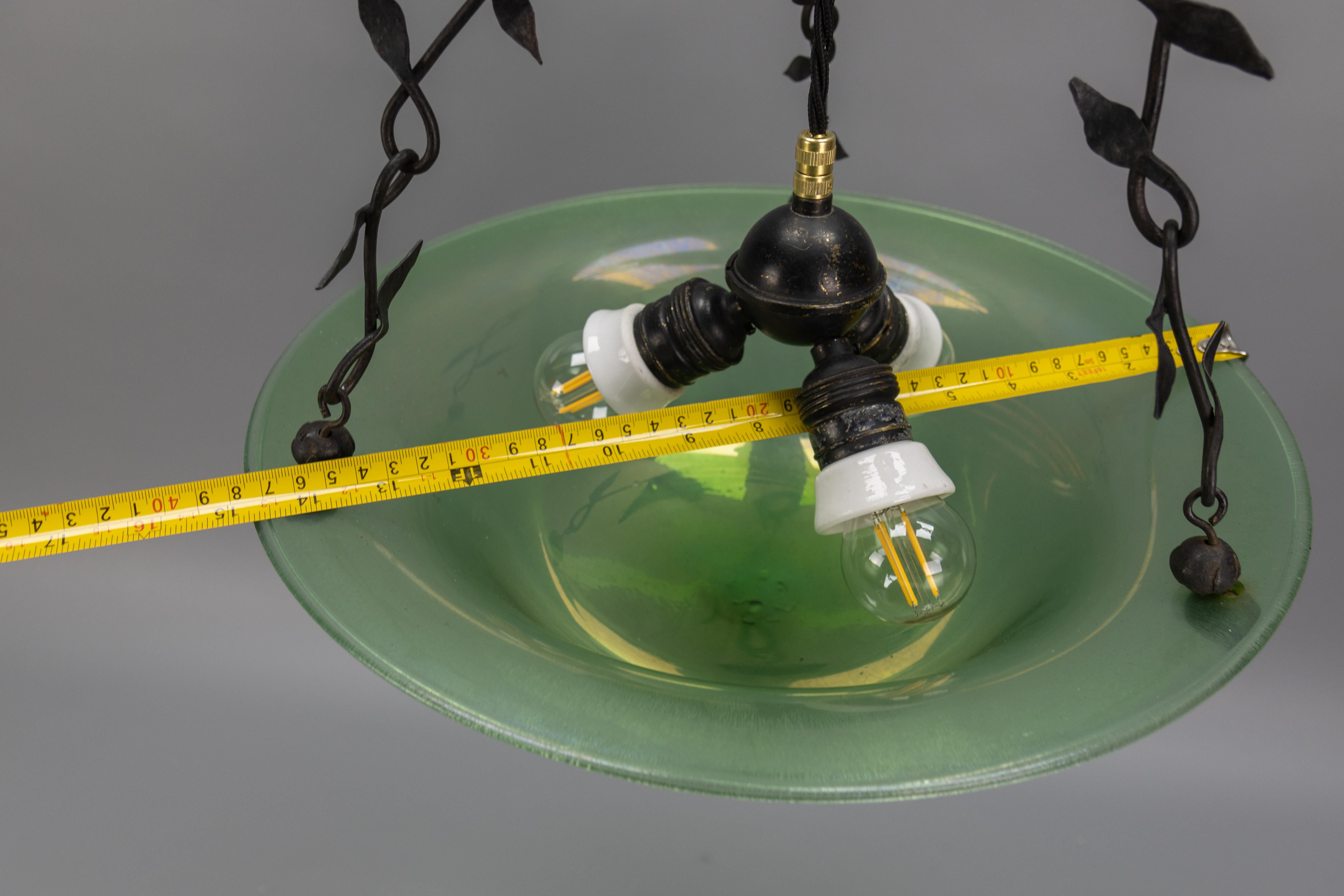 Antigua lámpara colgante francesa Art Nouveau de cristal verde y hierro forjado, hacia 1920 en venta 10