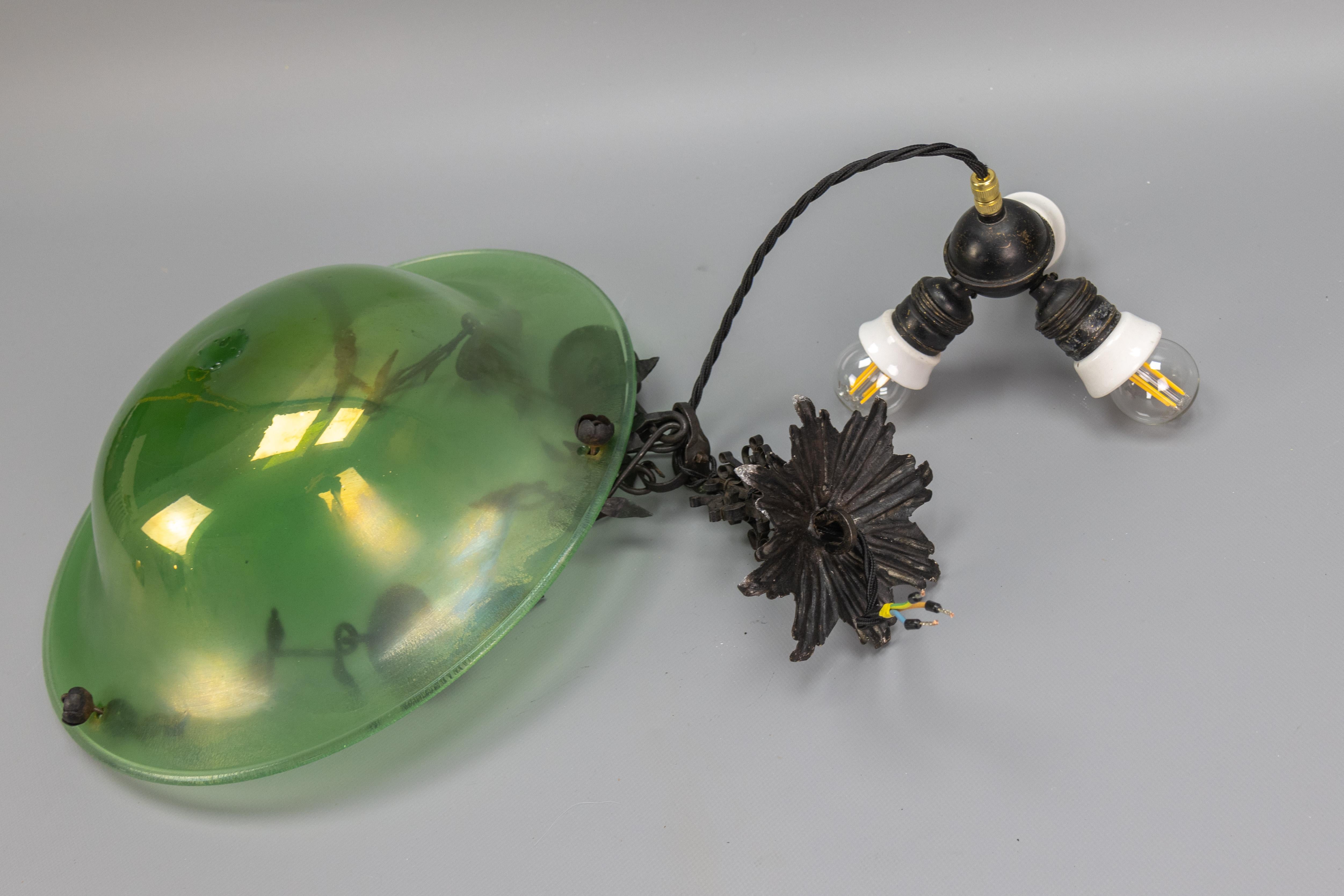 Antigua lámpara colgante francesa Art Nouveau de cristal verde y hierro forjado, hacia 1920 en venta 11