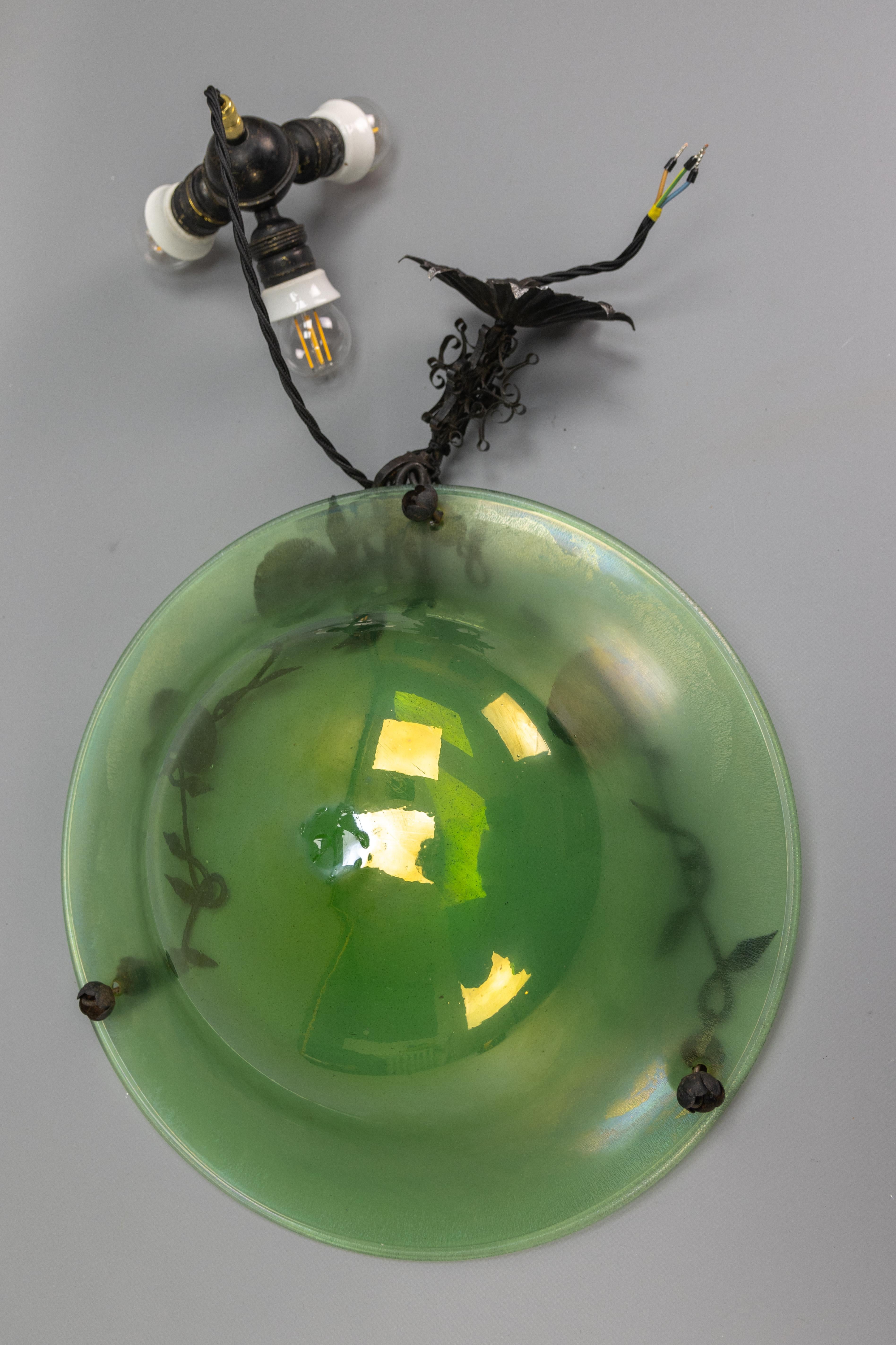 Antigua lámpara colgante francesa Art Nouveau de cristal verde y hierro forjado, hacia 1920 en venta 12