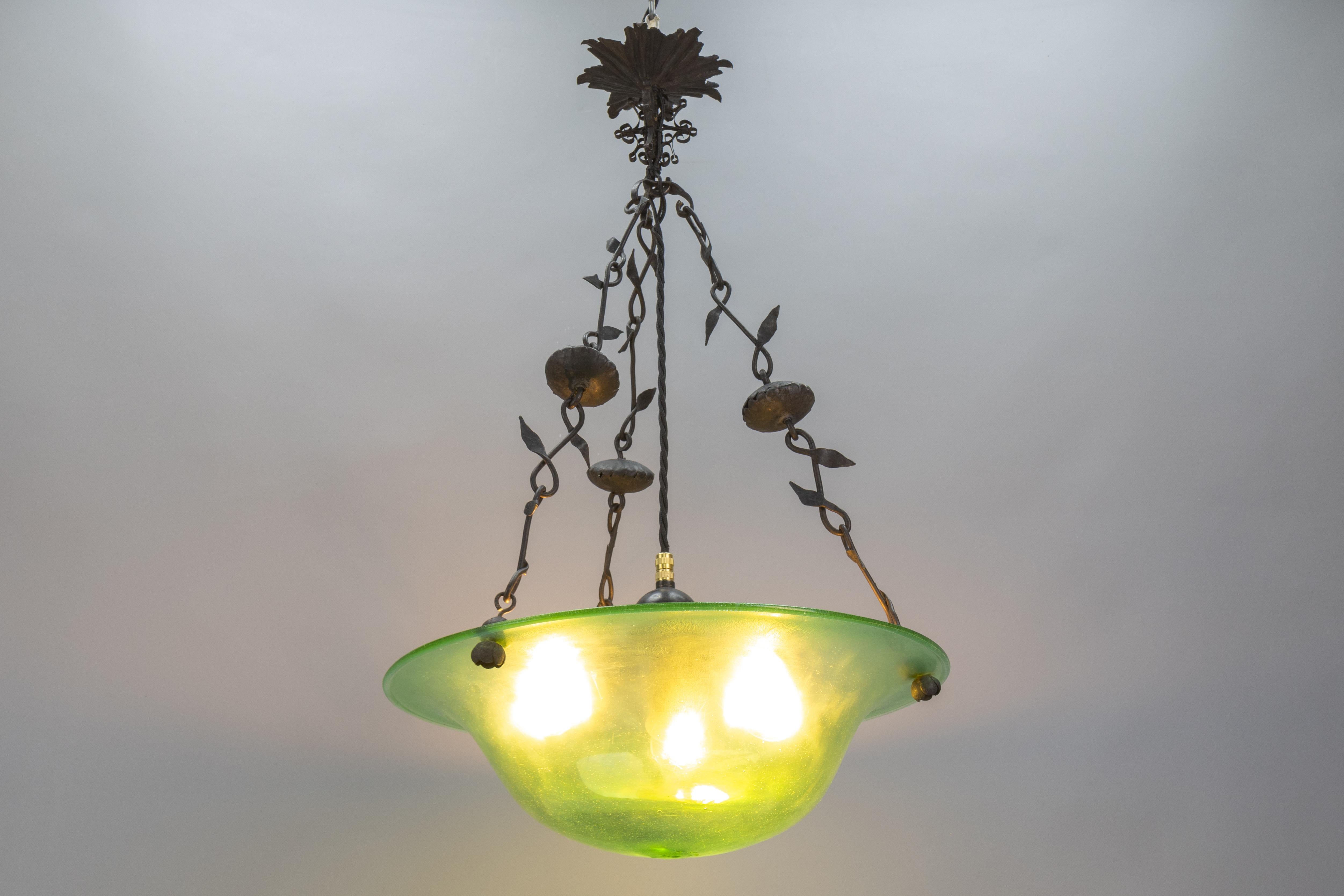 Antigua lámpara colgante francesa Art Nouveau de cristal verde y hierro forjado, ca. 1920.

Añade un toque intemporal de elegancia a tu interior con esta Lámpara Colgante Art Nouveau Antique French, fabricada hacia 1920. Con un cuenco de vidrio