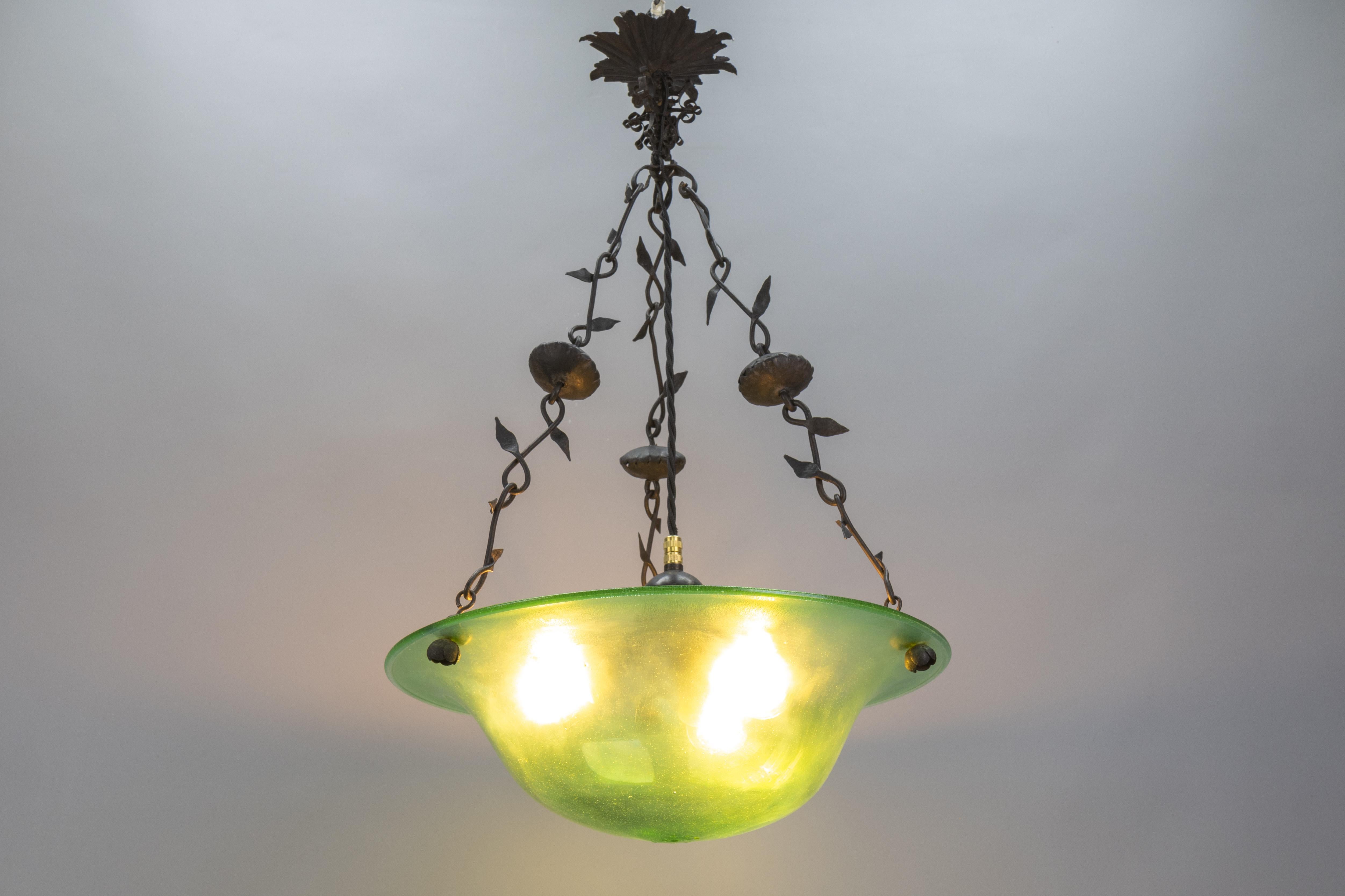Antigua lámpara colgante francesa Art Nouveau de cristal verde y hierro forjado, hacia 1920 Francés en venta